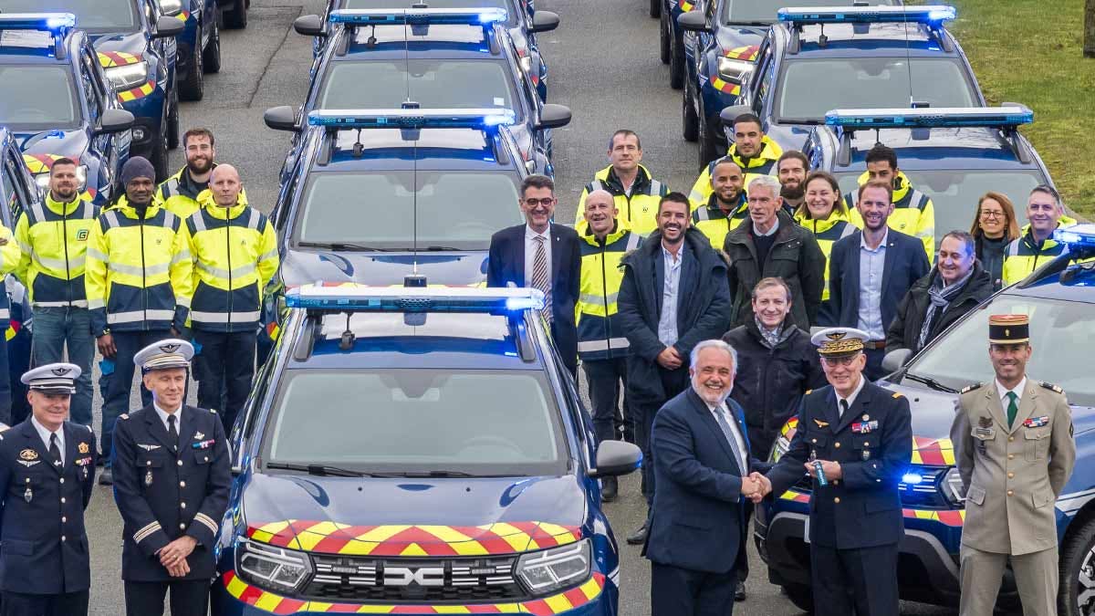 La remise symbolique des clés des trente nouveaux Dacia Duster de la Gendarmerie de l'Air, a eu lieu lundi 11 décembre 2023 chez le carrossier-constructeur Gruau, à Saint-Berthevin (Mayenne). Patrick Gruau et le général de brigade Jérôme Bisognin sont entourés de leurs équipes et des personnels ayant préparé ces véhicules. (Photo: S.Malmouche / Gruau)