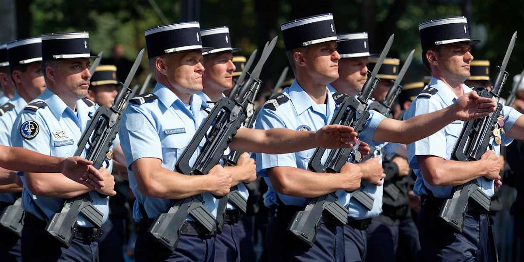 Des gendarmes lors du défilé national du 14 juillet 2013, sur les Champs-Élysées à Paris. (Photo: M.Lan Nguyen / Wikimedia Commons)