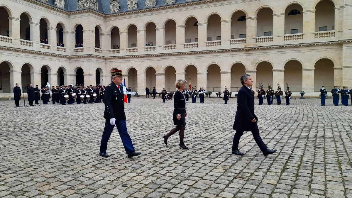 Le ministre de l'Intérieur Gérald Darmanin suivi du général d'armée Christian Rodriguez, le directeur général de la Gendarmerie nationale, dans la cour des Invalides, vendredi 16 février 2024. (Photo: PMG/L'Essor)