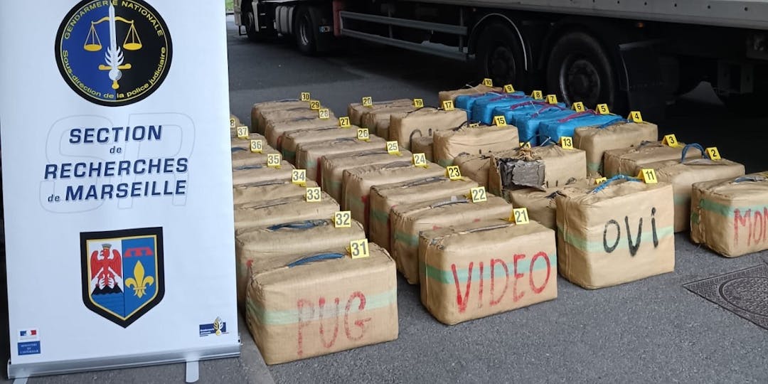 Au total, 2 tonnes de cannabis et près de 20 millions d'euros ont été saisis, ainsi qu'1,5kg de cocaïne, des armes et des objets de luxe (voitures, bijoux...). (Photo: Parquet de Marseille - Gendarmerie Paca)