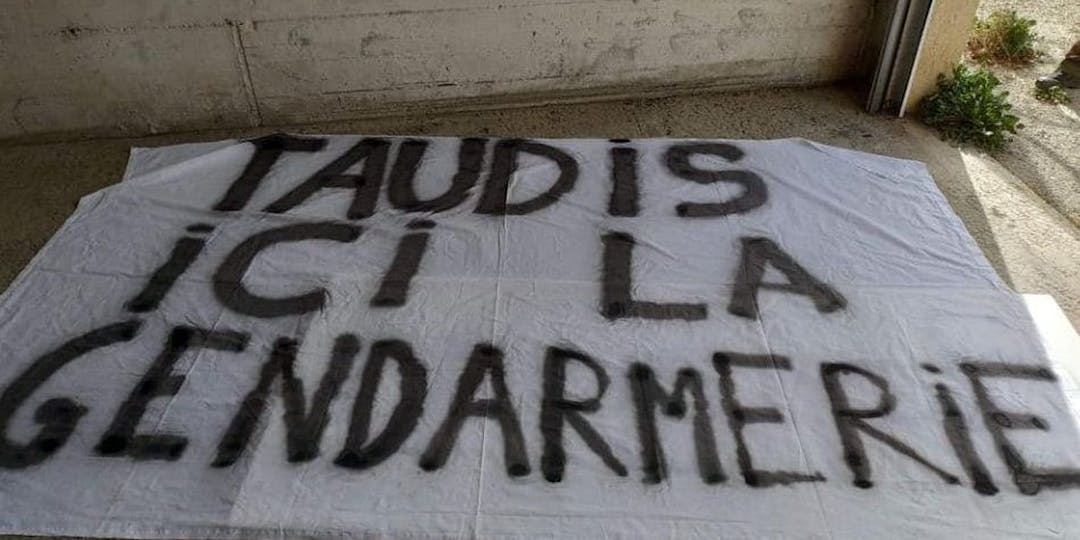 En 2019, des femmes de gendarmes dénoncent leurs conditions de logement dans la commune de Laragne-Montéglin, dans les Hautes-Alpes. Un immeuble appartenant àl'OPH05. (image : FR3 Régions).