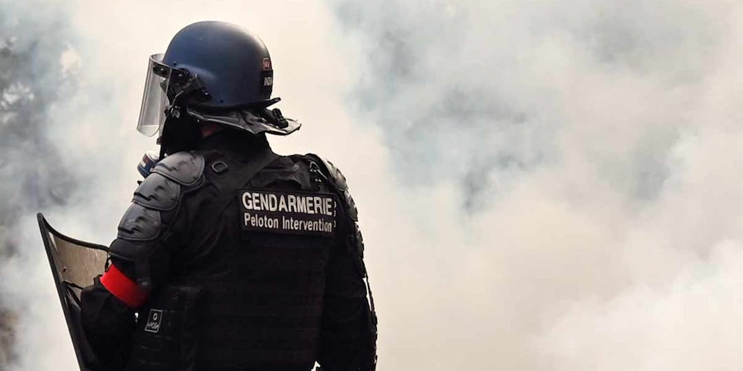 Les gendarmes mobiles ont du faire usage de gaz lacrymogène pour repousser la violence des manifestants. (Photo d'illustration: L.Picard / L'Essor)