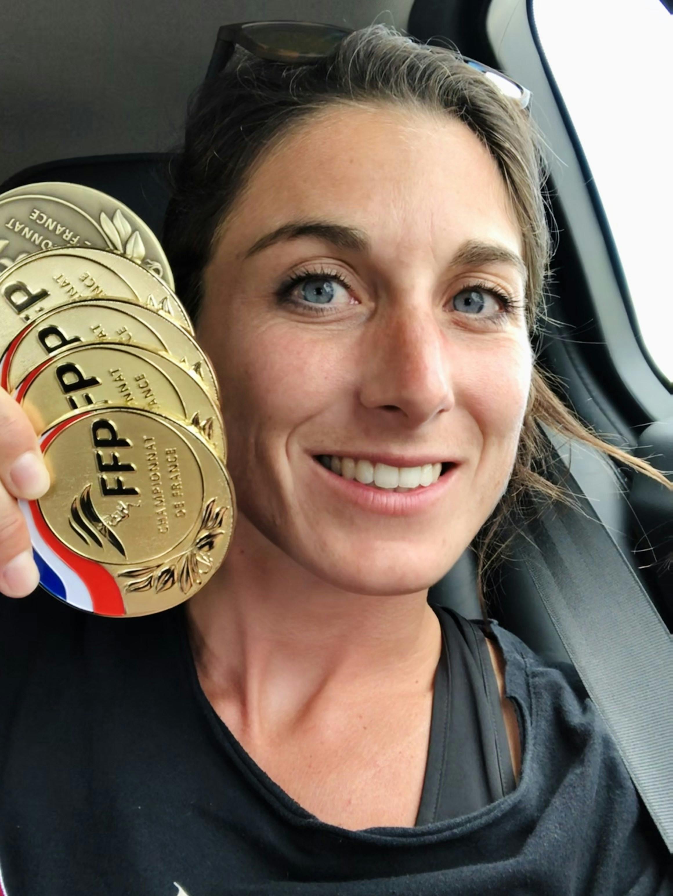 Léocadie Ollivier de Pury avec ses quatre médailles de championne de France (crédit photo : LODP)