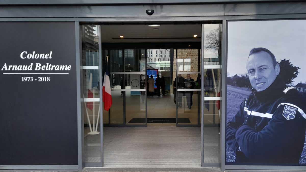 Un portrait du colonel Arnaud Beltrame est affiché sur l'entrée principale de la Direction générale de la Gendarmerie nationale (DGGN) à Issy-les-Moulineaux, en région parisienne. (Photo: PMG/L'Essor)