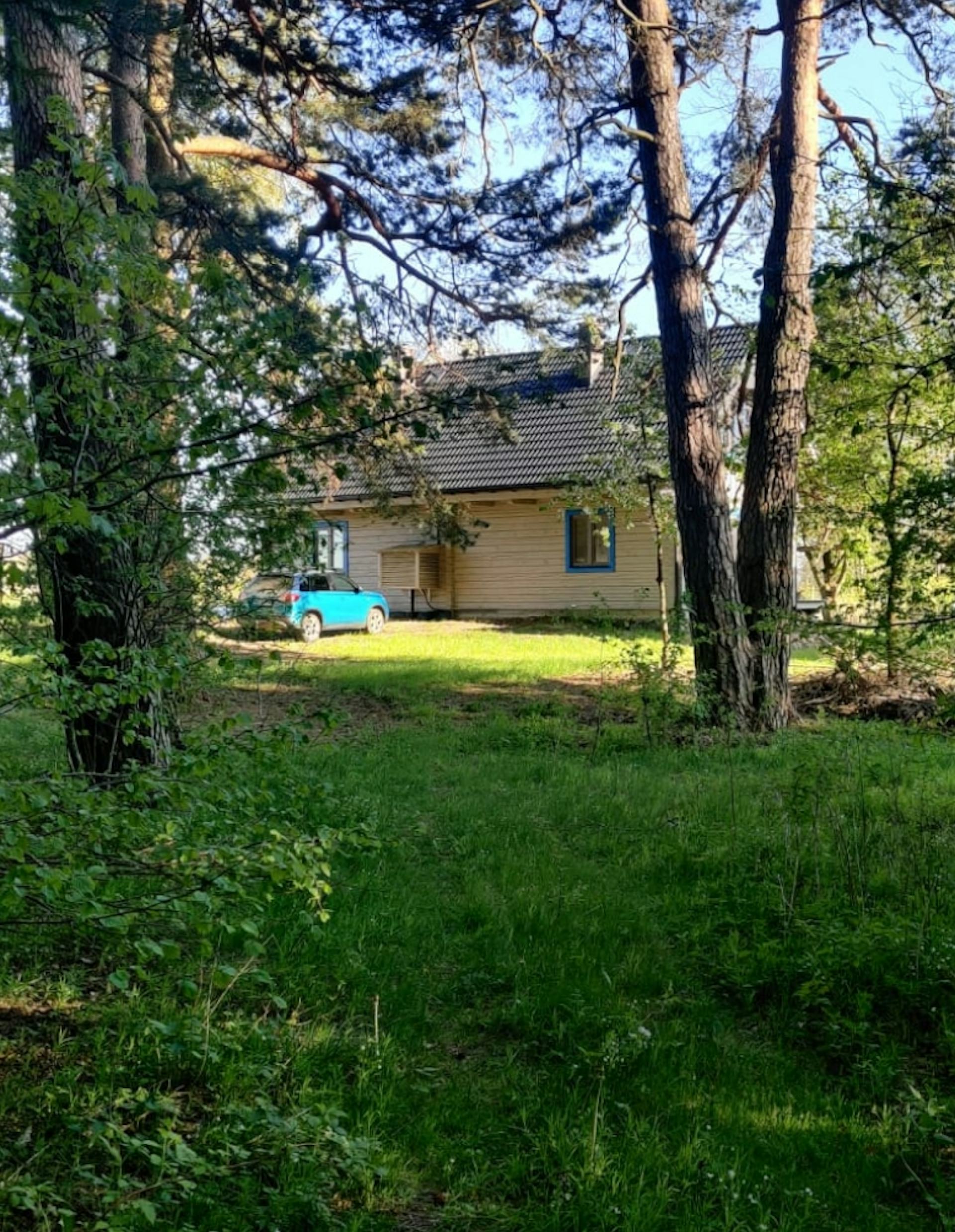 Widok na dom od strony lasu