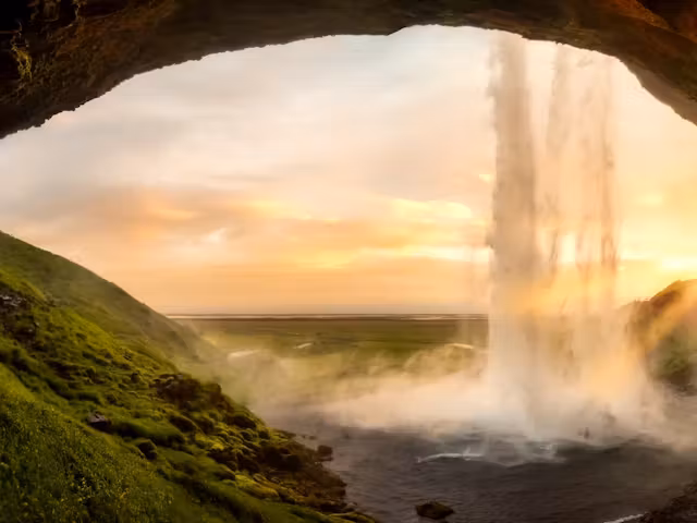 seljalandsfoss-waterfall