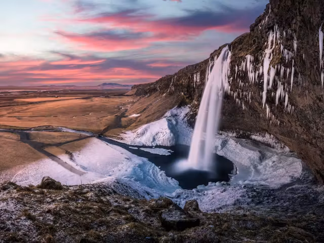 seljalandsfoss-waterfall-day-tour