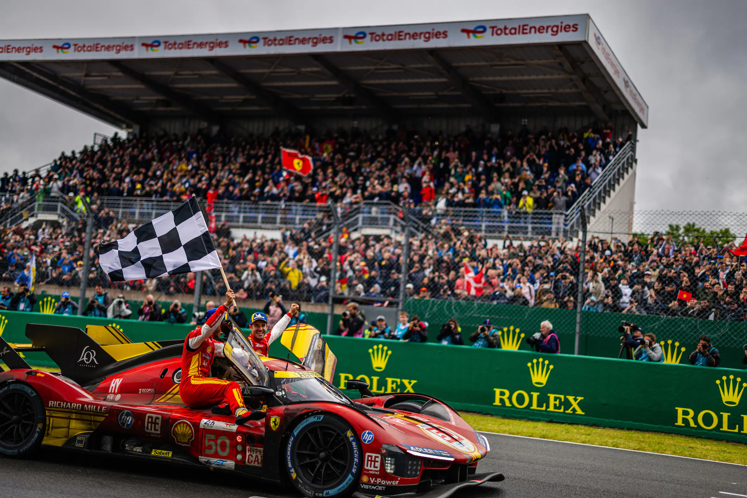 24 hours of man - finish lane