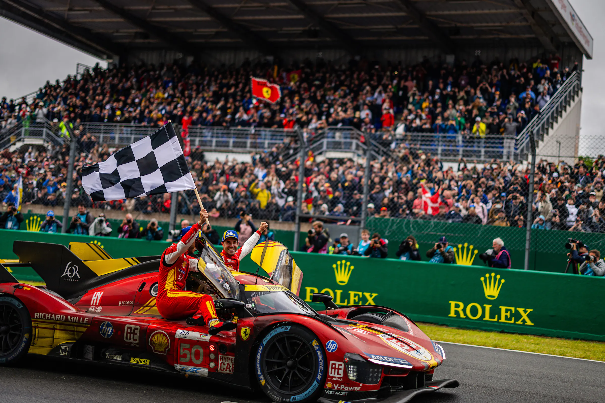 24 hours of man - finish lane