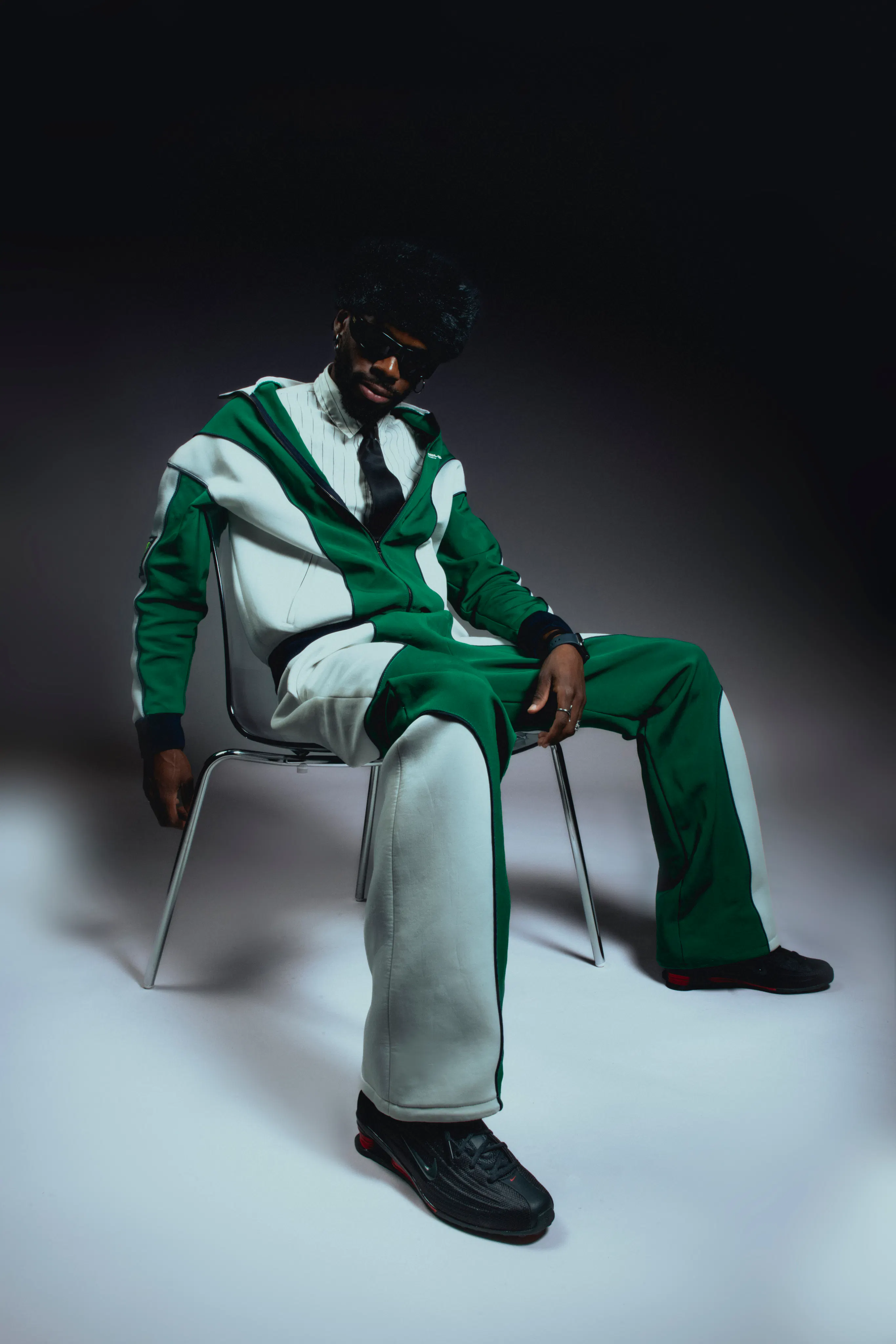Un homme assis sur une chaise - photoshoot