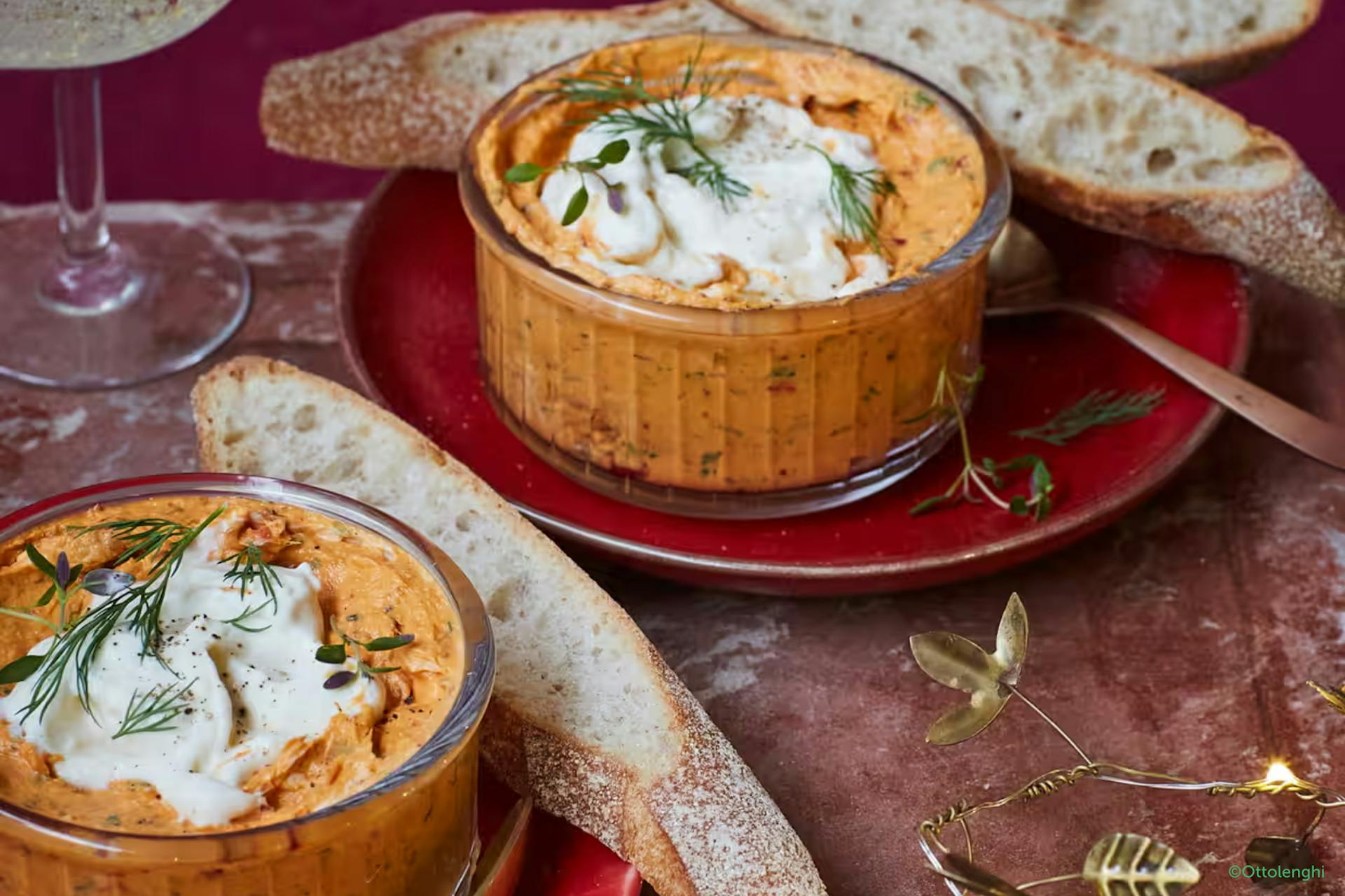 Harissa forel-rillettes van Ottolenghi, 2 glazen potjes met brood geserveerd