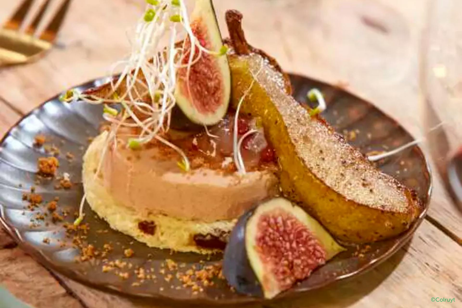 Faux Gras met speculaas en peer en vijg geserveerd op een blauw bordje