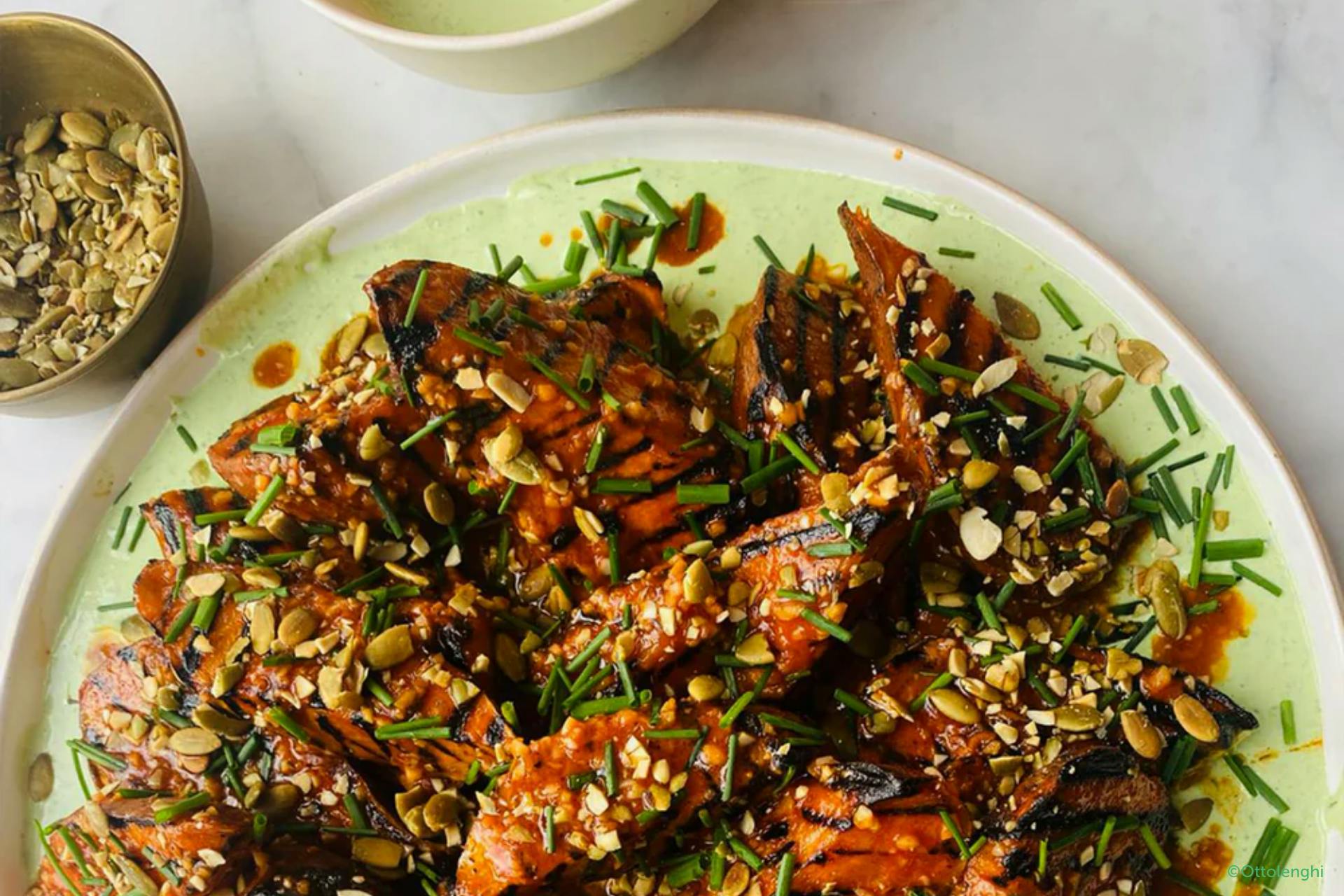 Groen bord met gegrilde zoete aardappel en hot sauce