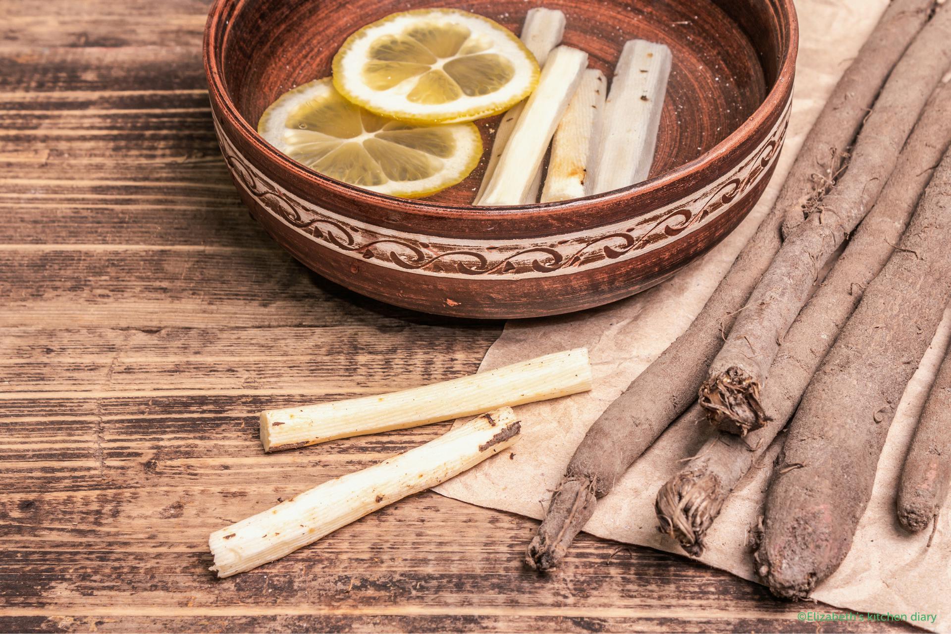 Foto met geoogste schorseneren en een schaaltje bergamot