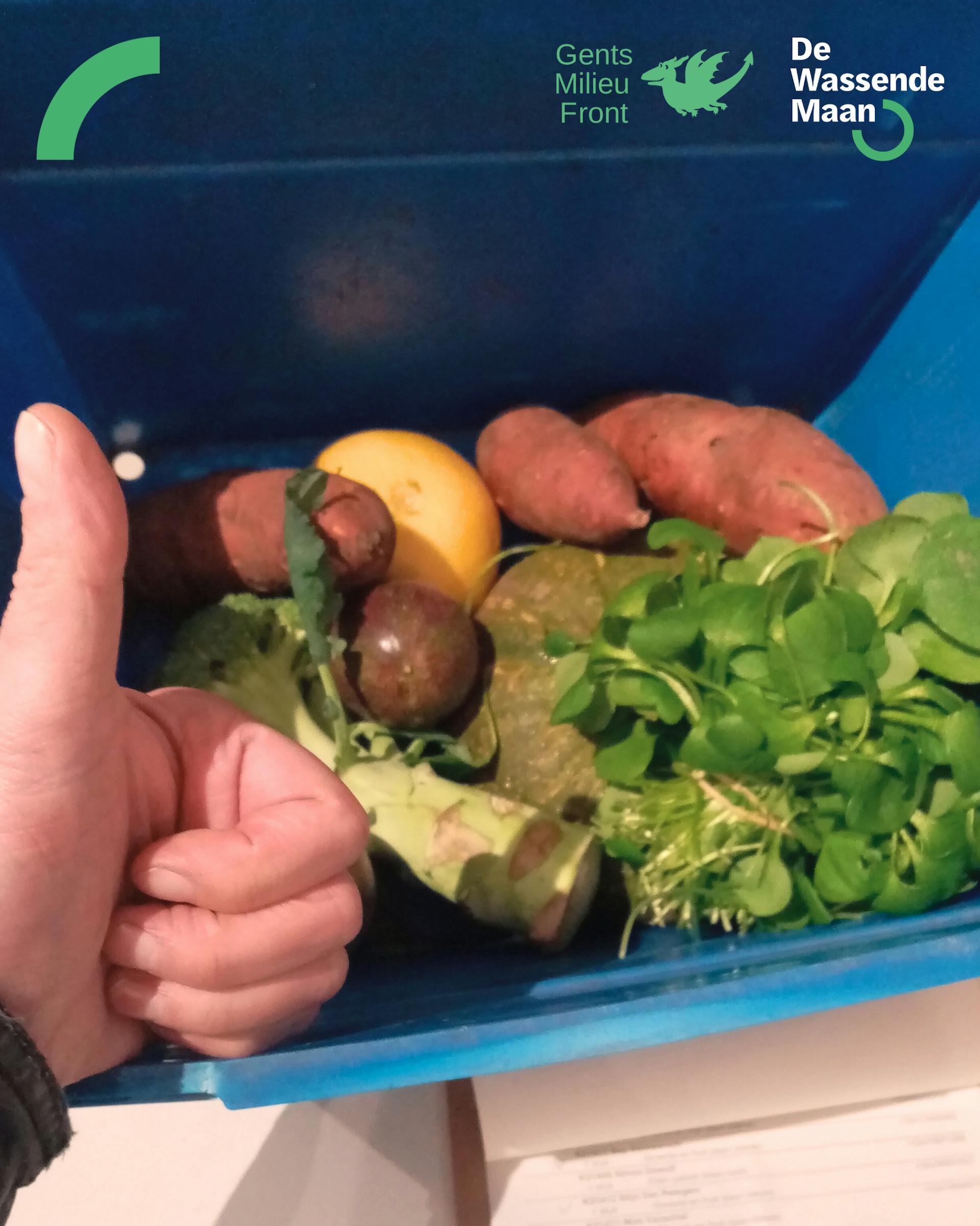 Duim van een winnaar die boven zijn pakket hangt met postelein, passievrucht en zoete aardappel