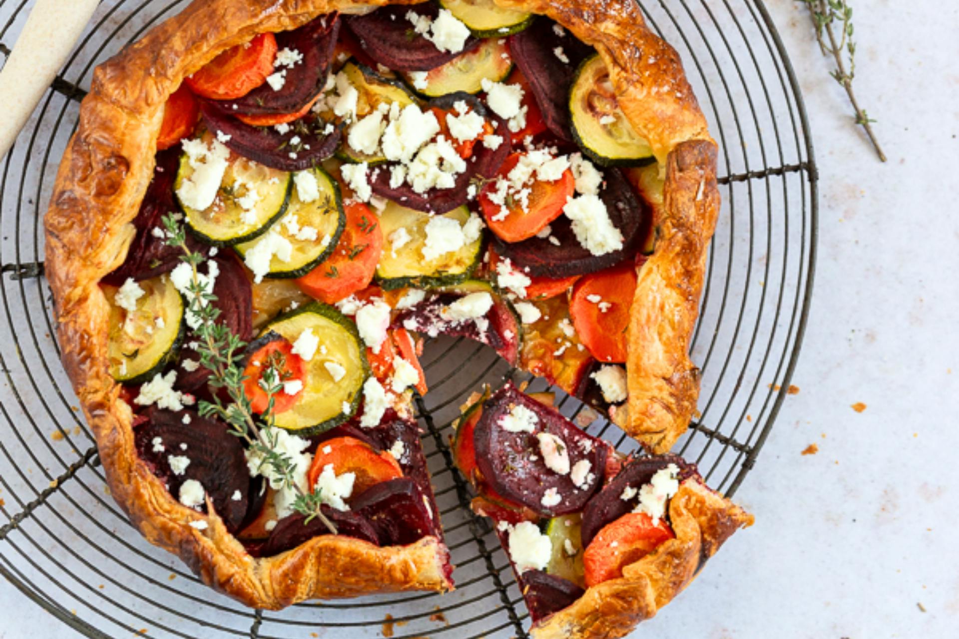 Foto van een hartige galette met rode biet en wortel