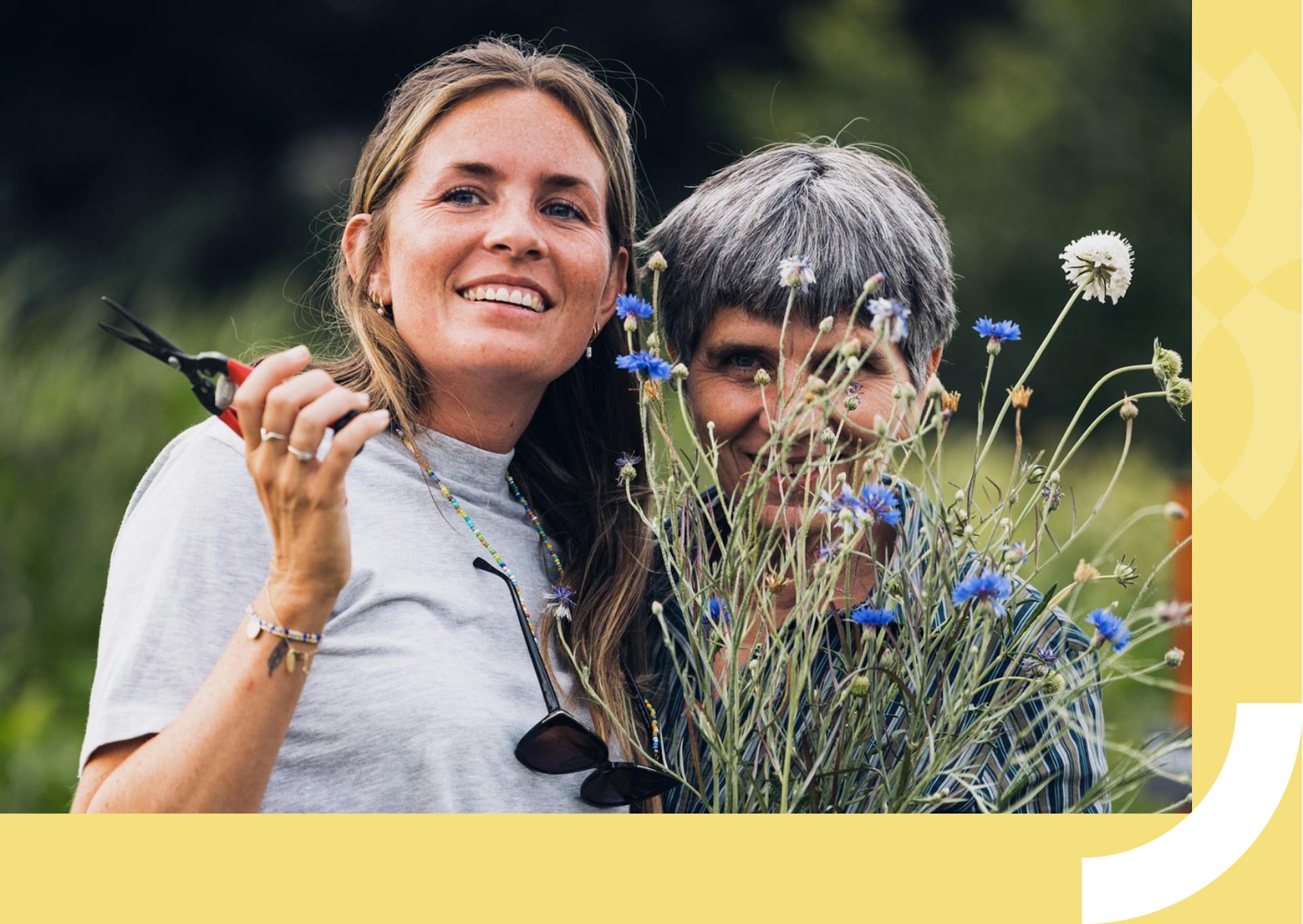 Foto van twee pluksters op biologisch zelfplukveld Bloemenwij