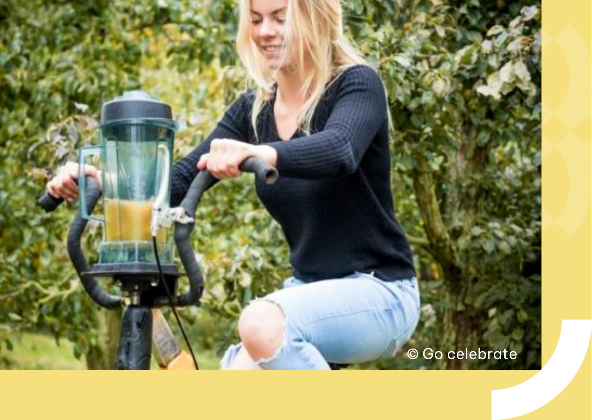 Foto van een jonge vrouw op een smoothie fiets met blender