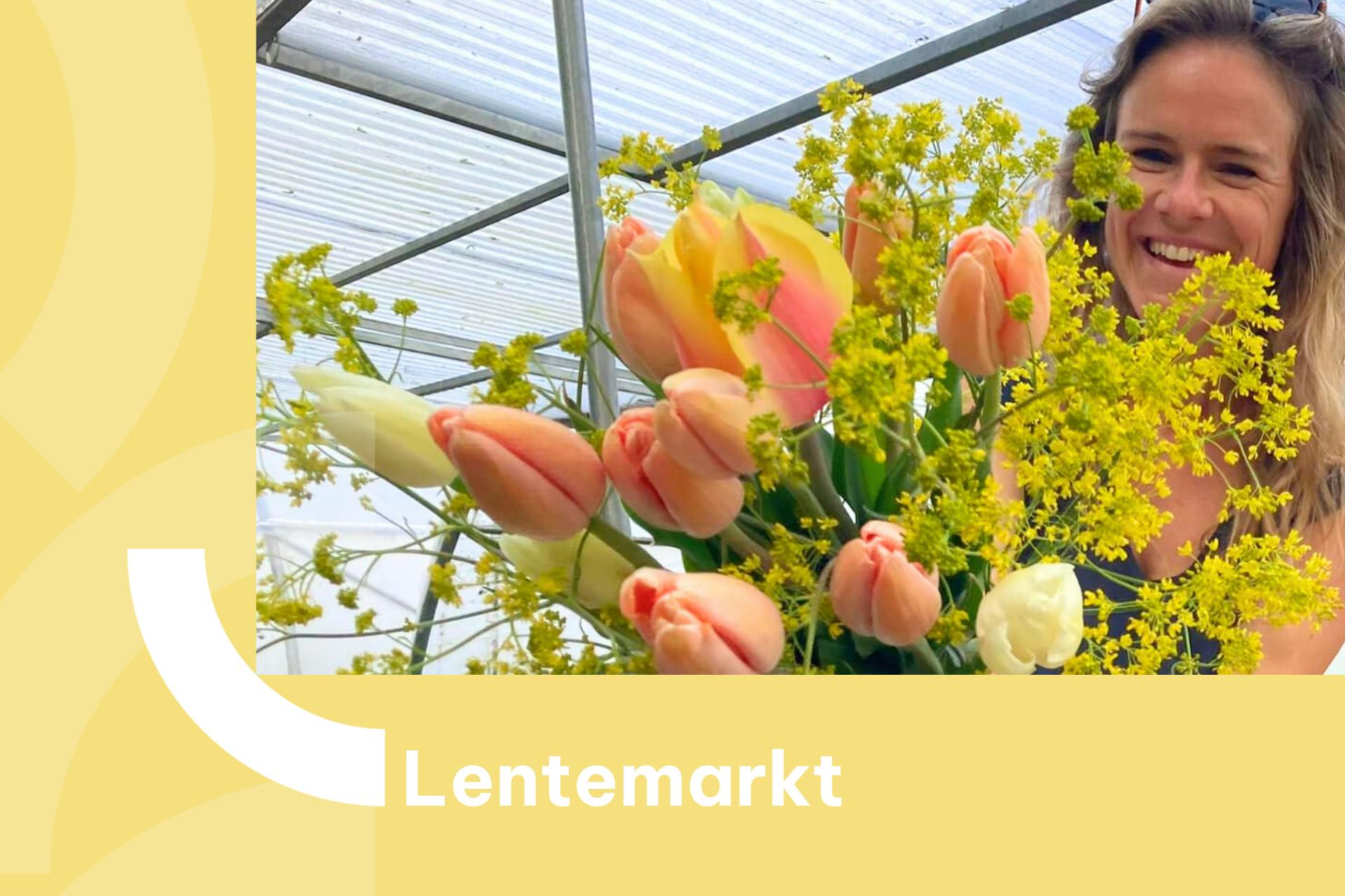 Banner met een foto van een vrouw die een boeket tulpen voor zich uit houdt op de lentemarkt op De Wassende Maan