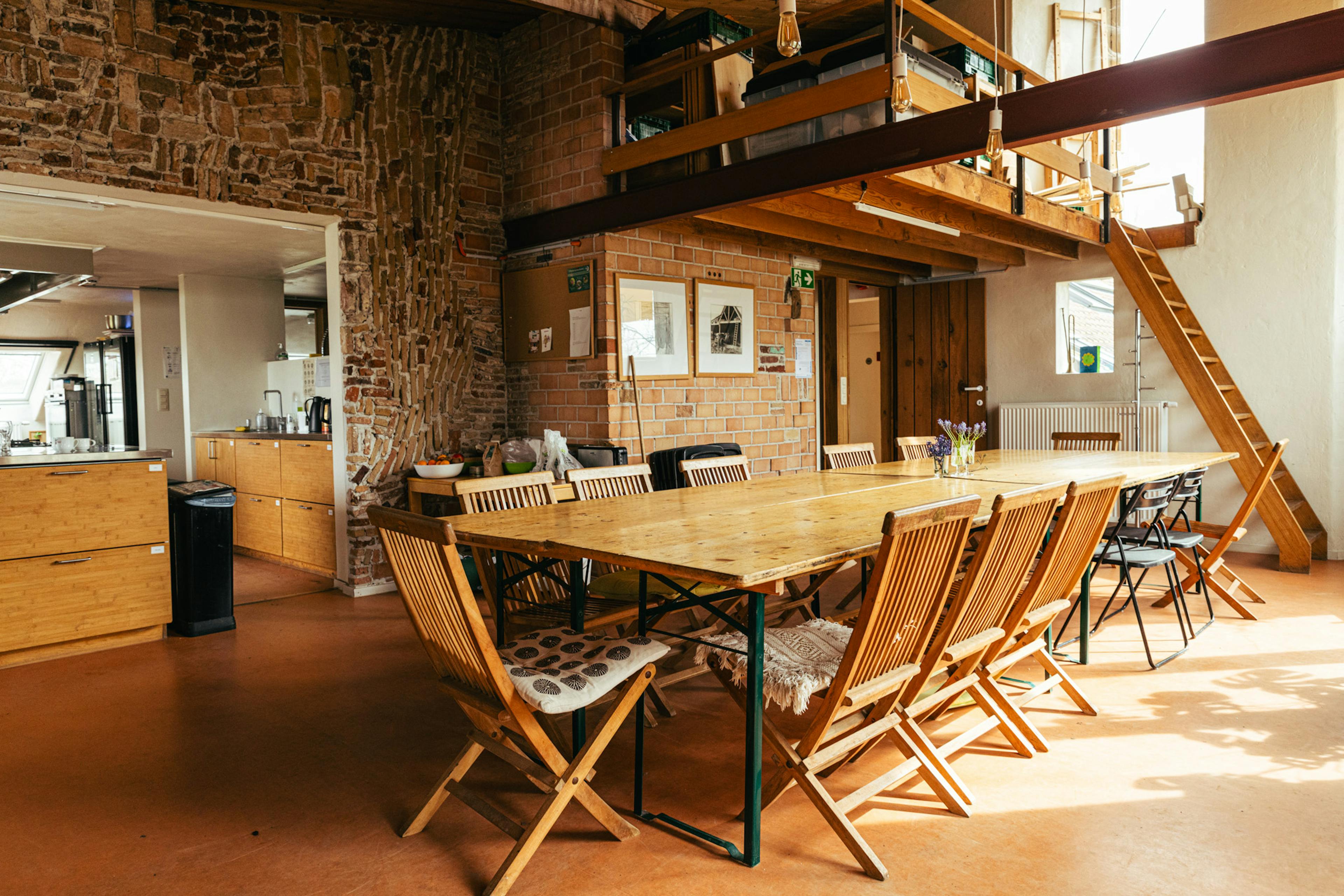 Zicht op de vergaderzaal met links een glimps van de keuken