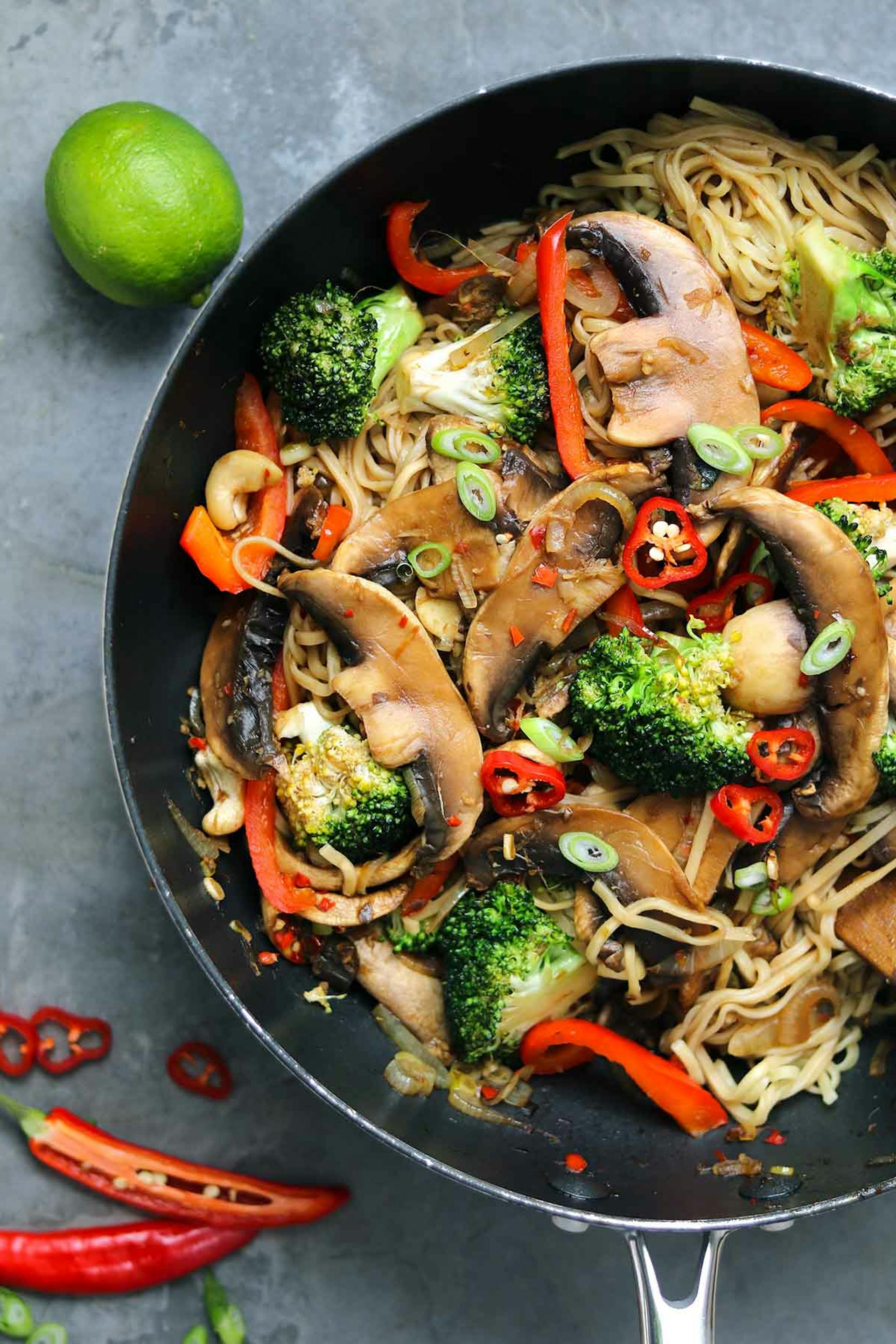 Wok van broccoli, paprika en champignon