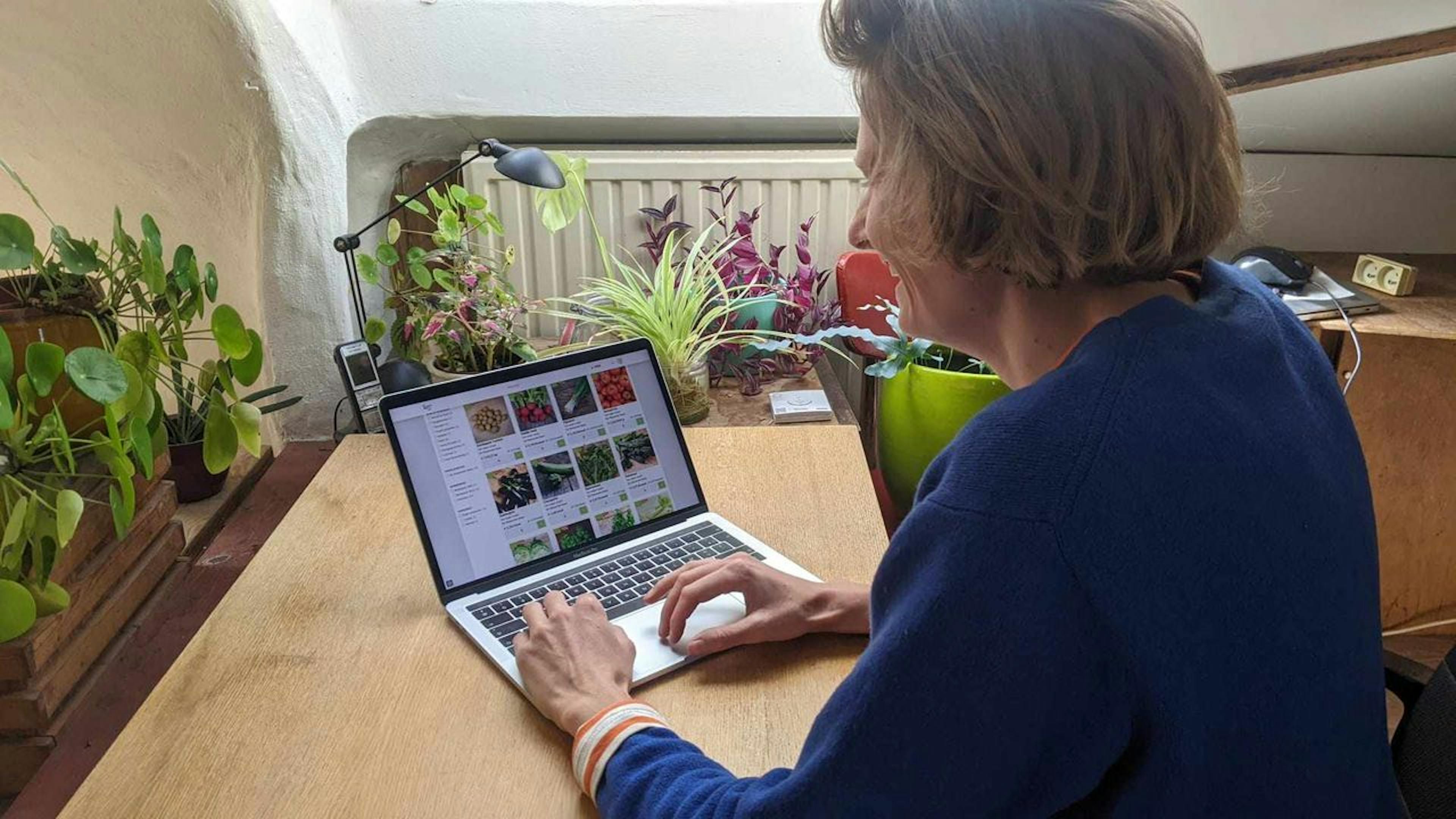 vrouw zit aan laptop, we zien op haar scherm een pagina van de webshop