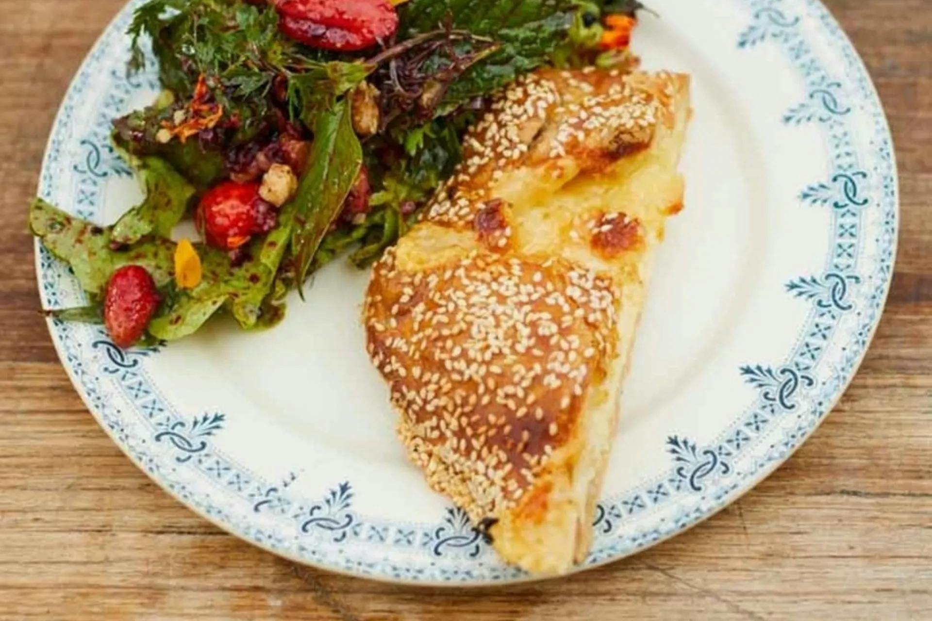 khachapuri met mizuna salade - recept door Jamie Oliver