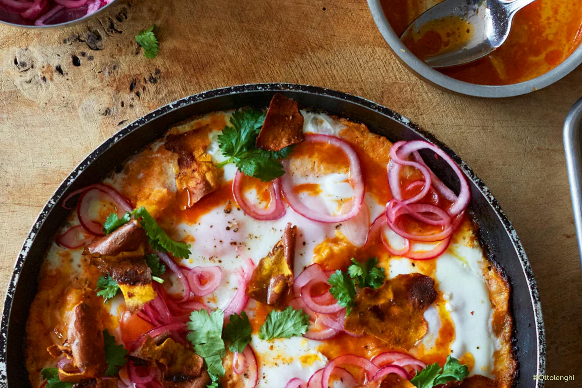 Pittige zoeteaardappel-shakshuka met srirachaboter en ingelegde uitjes