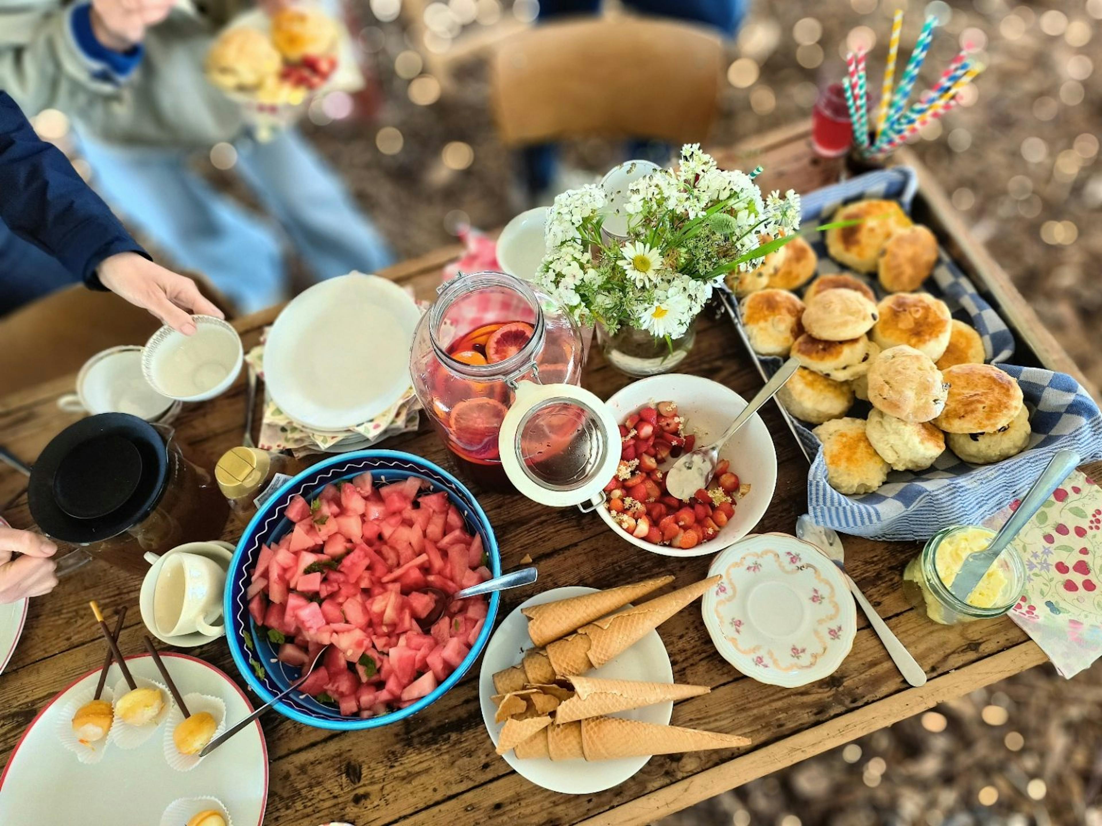 Foto van een tafel vol midzomerlekkers