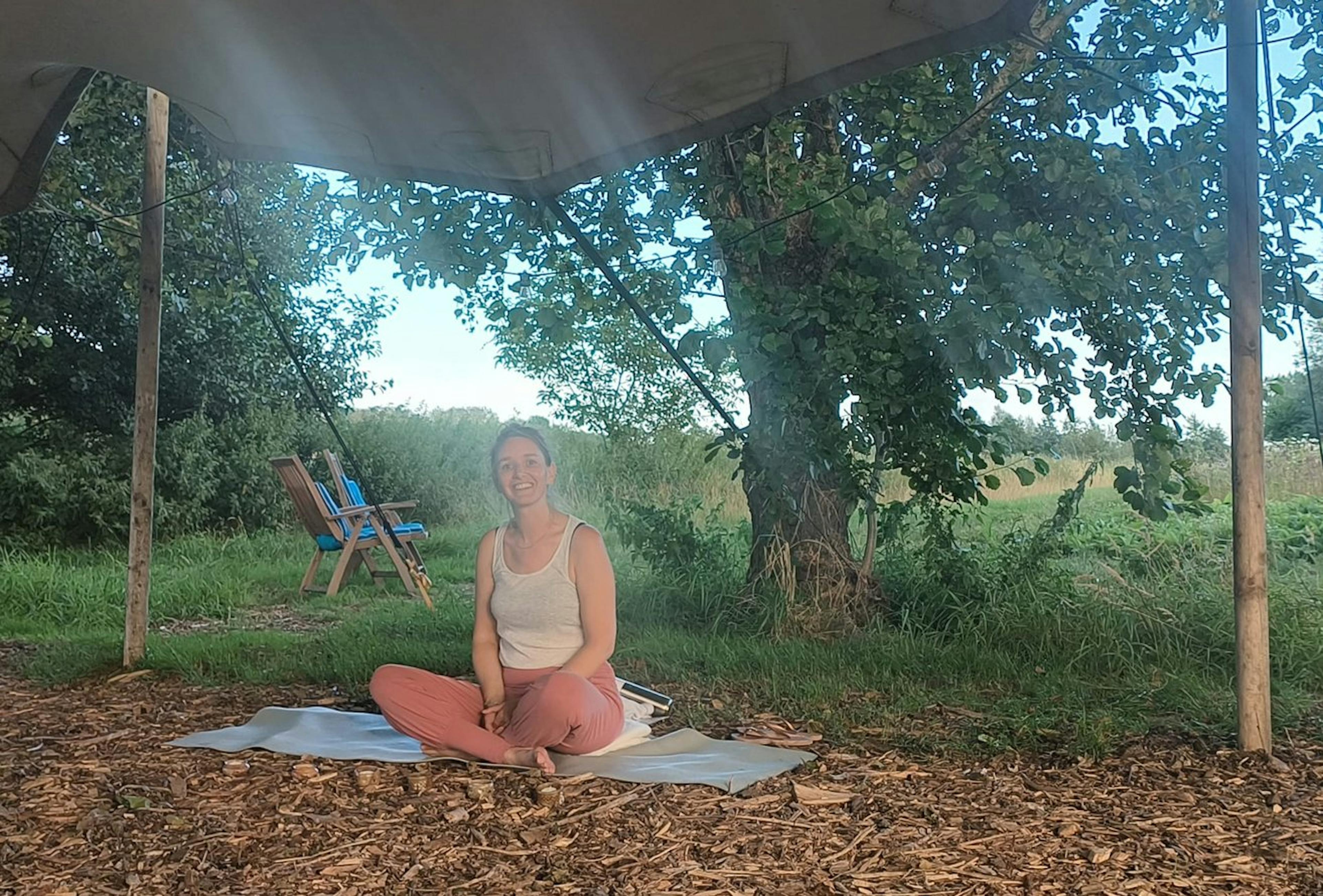 Foto van Joelle van Pose tijdens een yoga les onder de tent van Bloemenwij