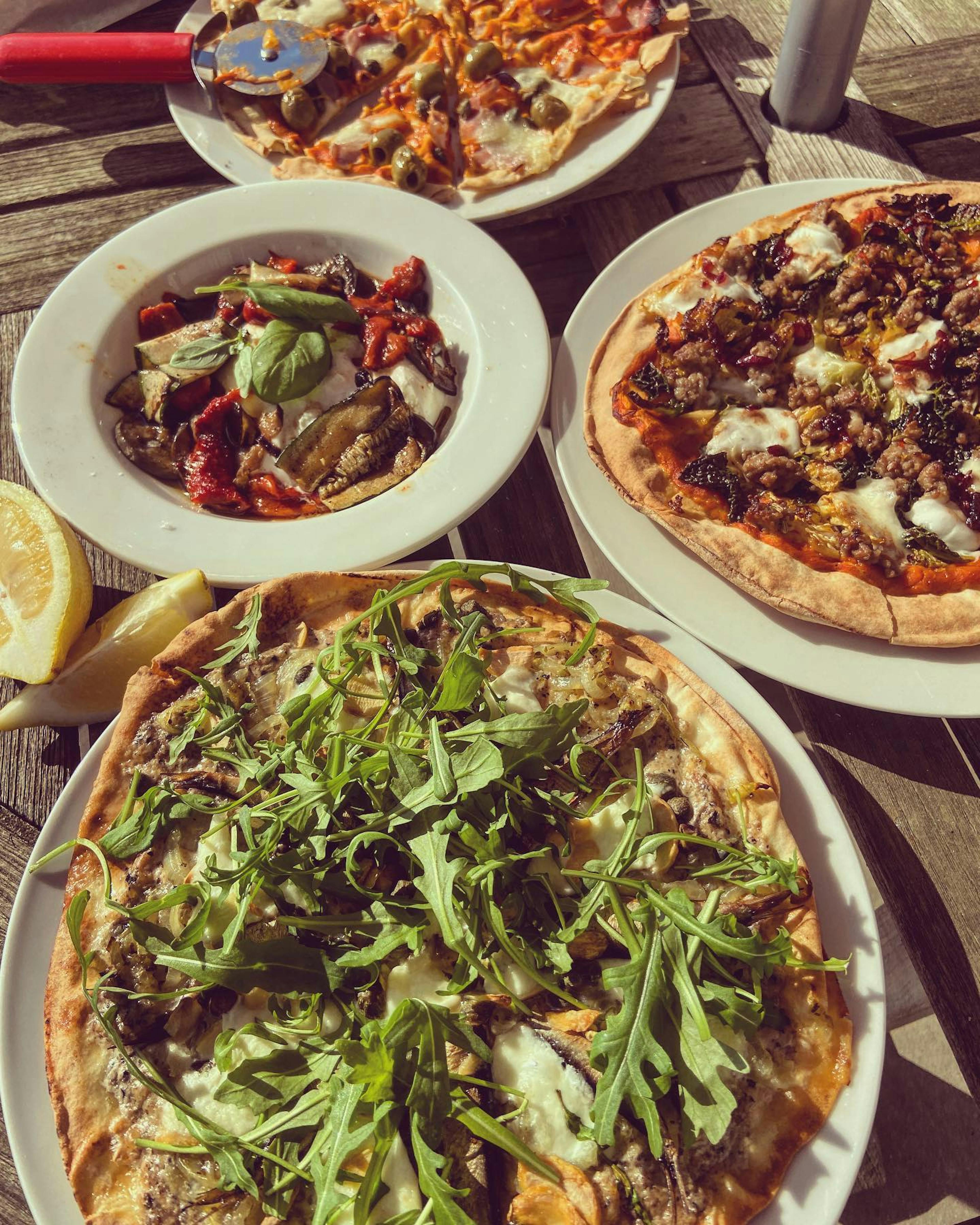 Foto van pizza's van 'Tom en zijn maten'