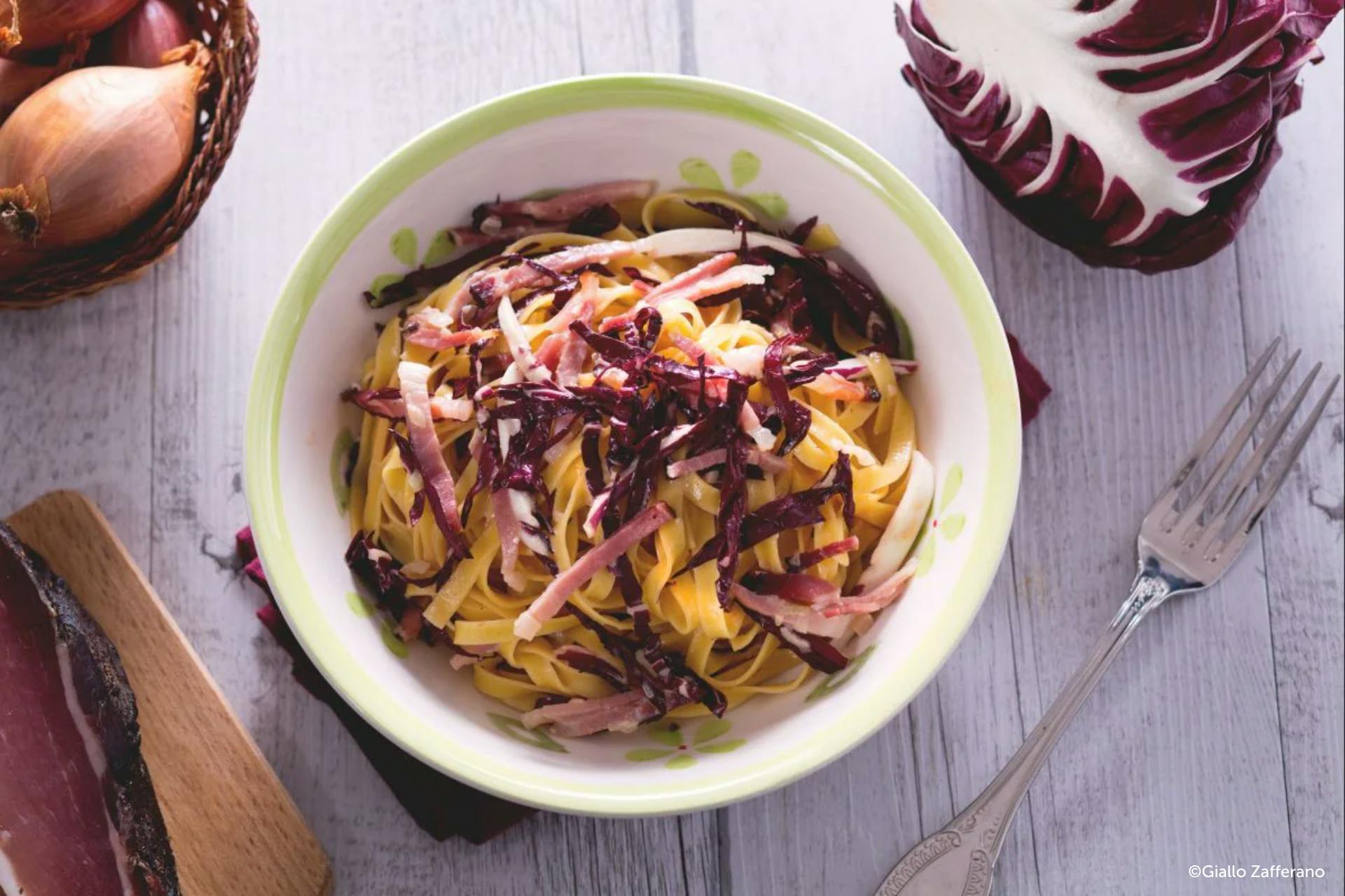 Foto van tagliatelle met radicchio