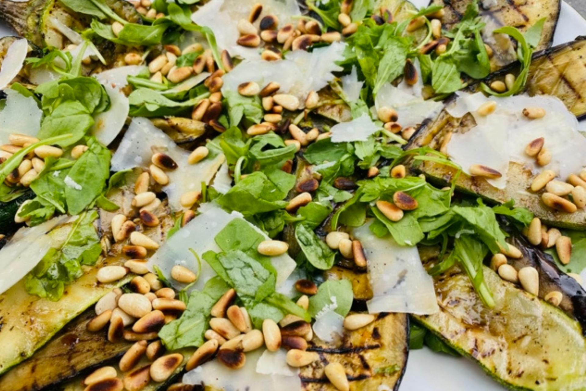aubergine Aubergine-courgette salade met Parmezaanse kaas