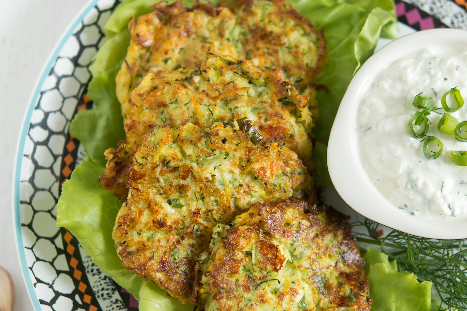 Bord met courgette pannenkoekjes met feta-avocadodip