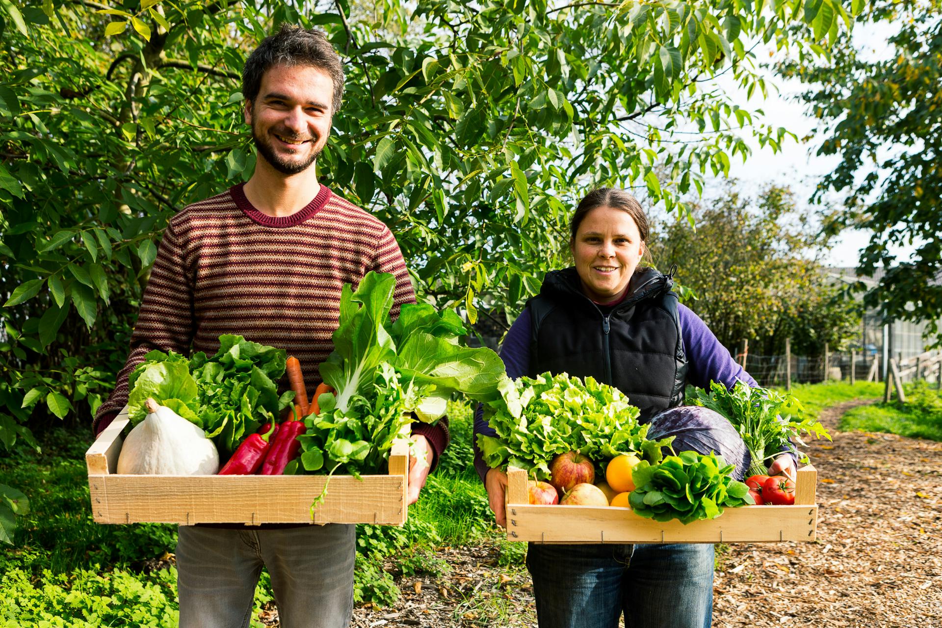 Foto van een man en vrouw met een biopakket van De Wassende Maan in hun handen