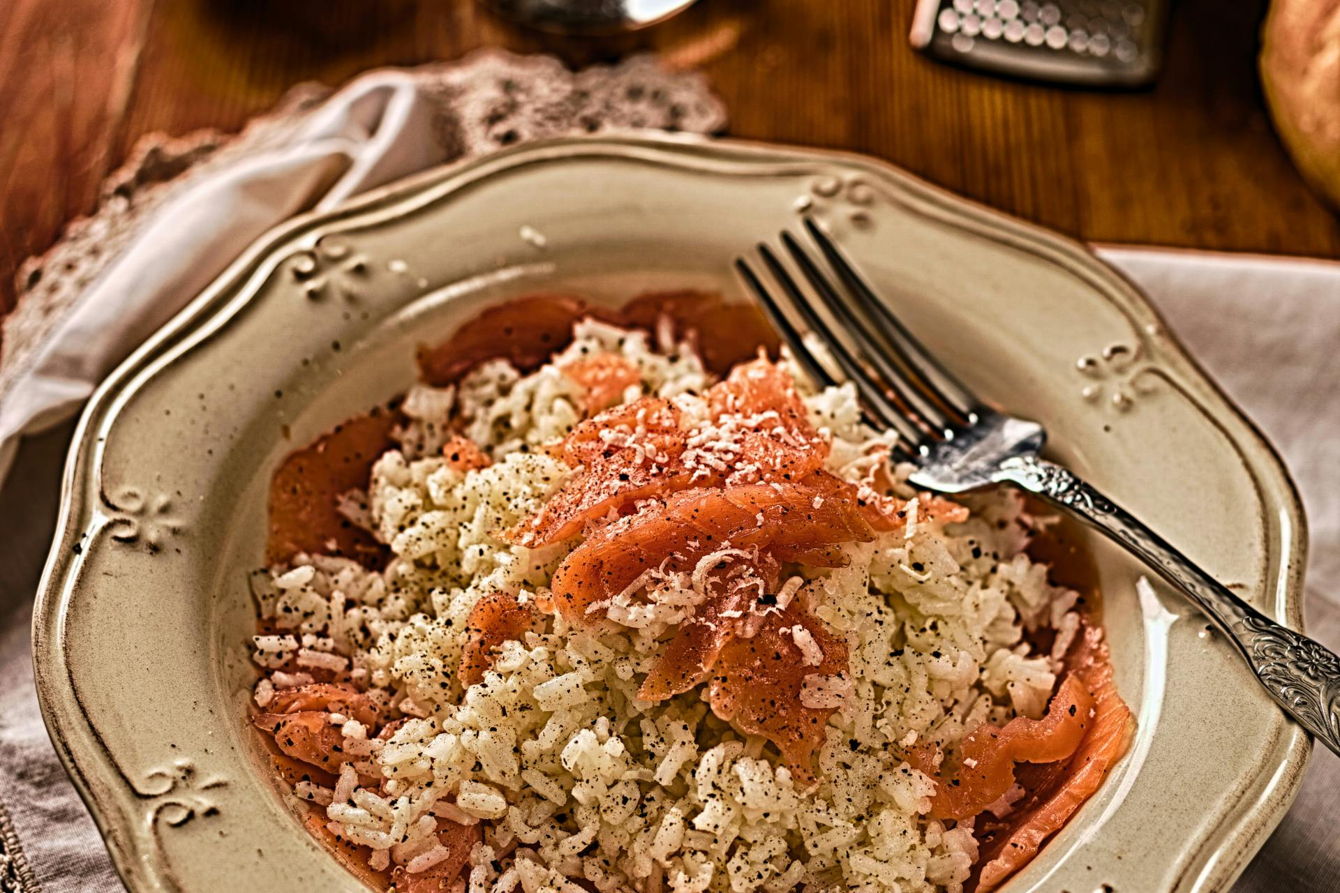 Bord met risotto en zalm
