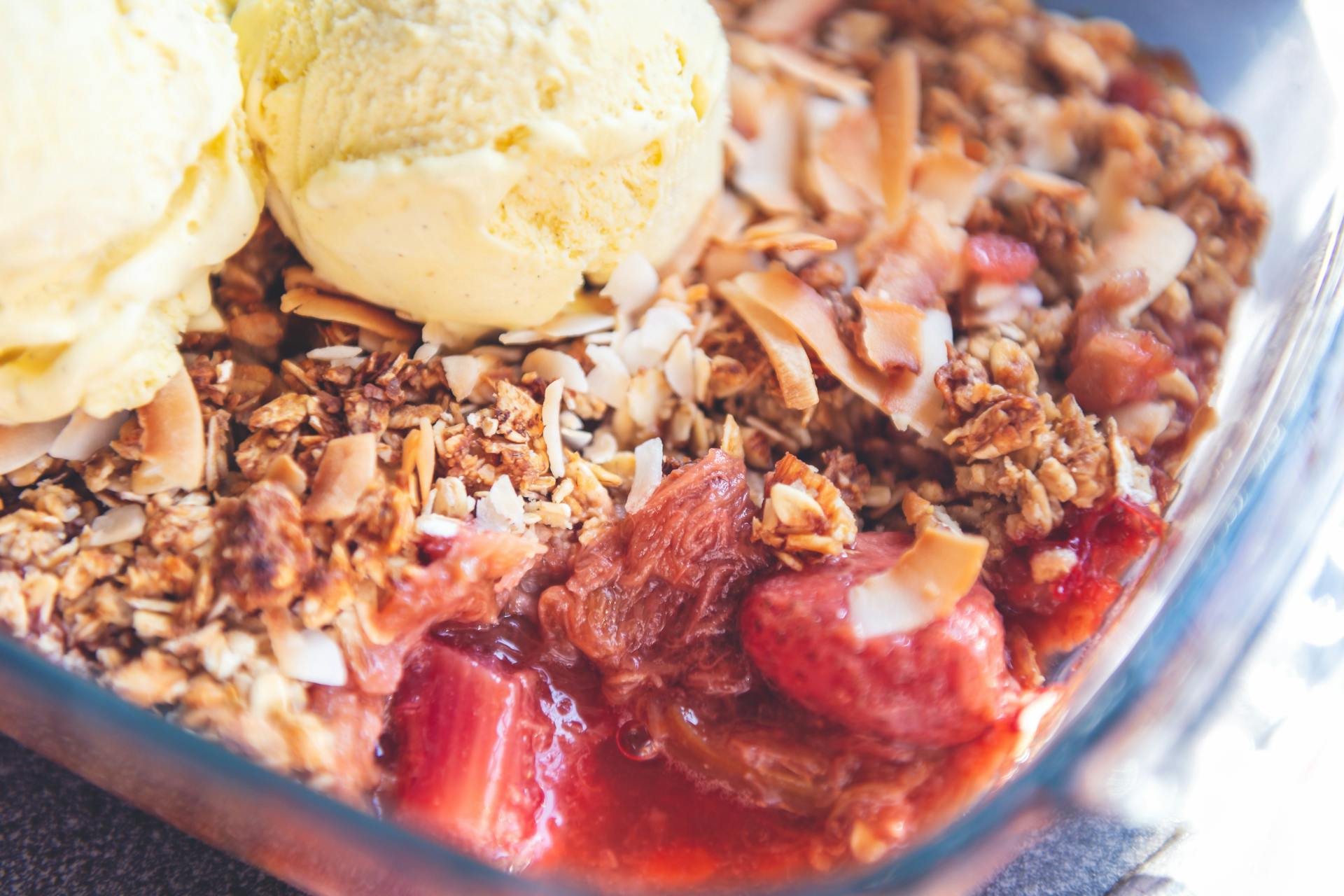 Ovenschaal met crumble en ijs