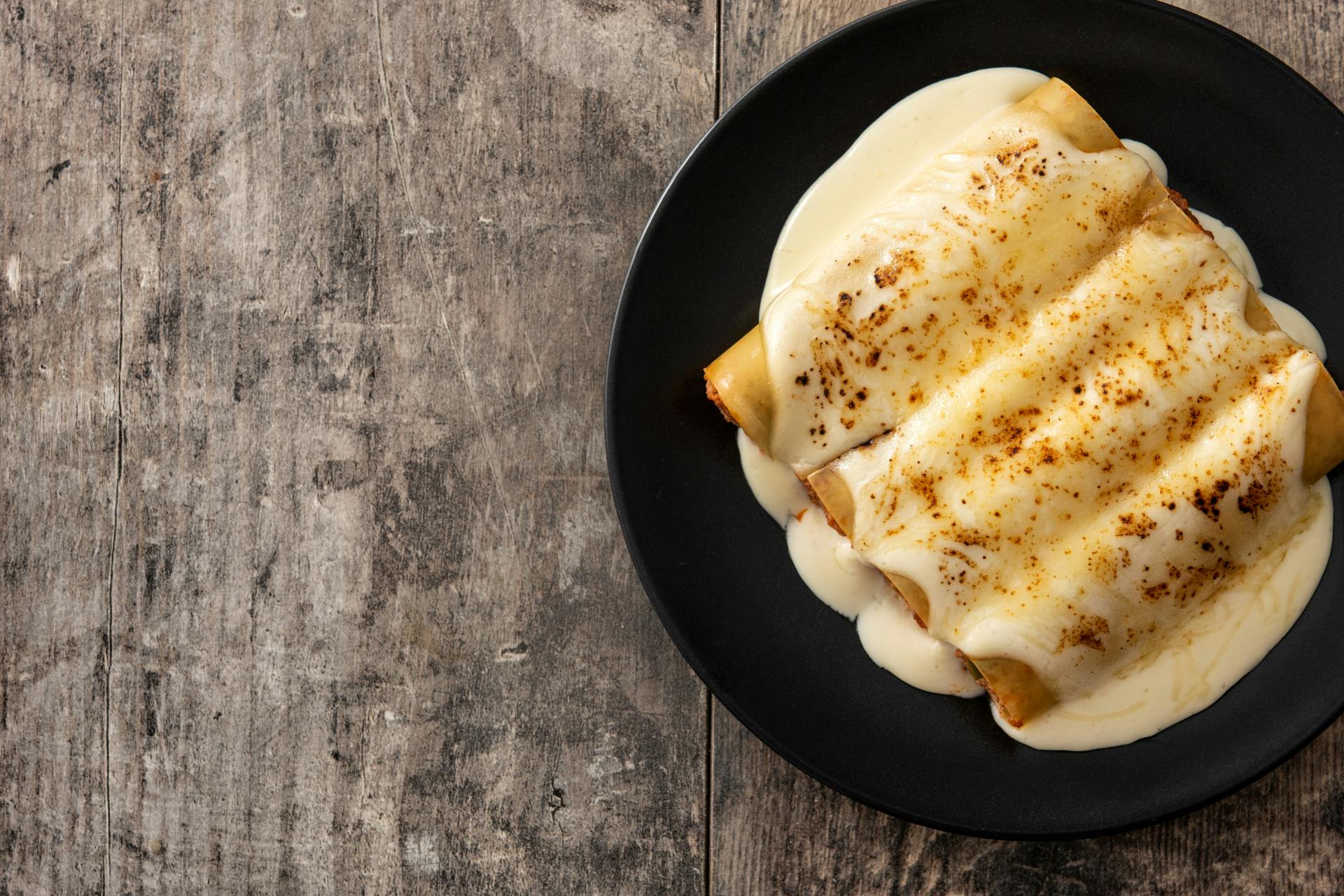 Zwart bord met 4 cannelloni's