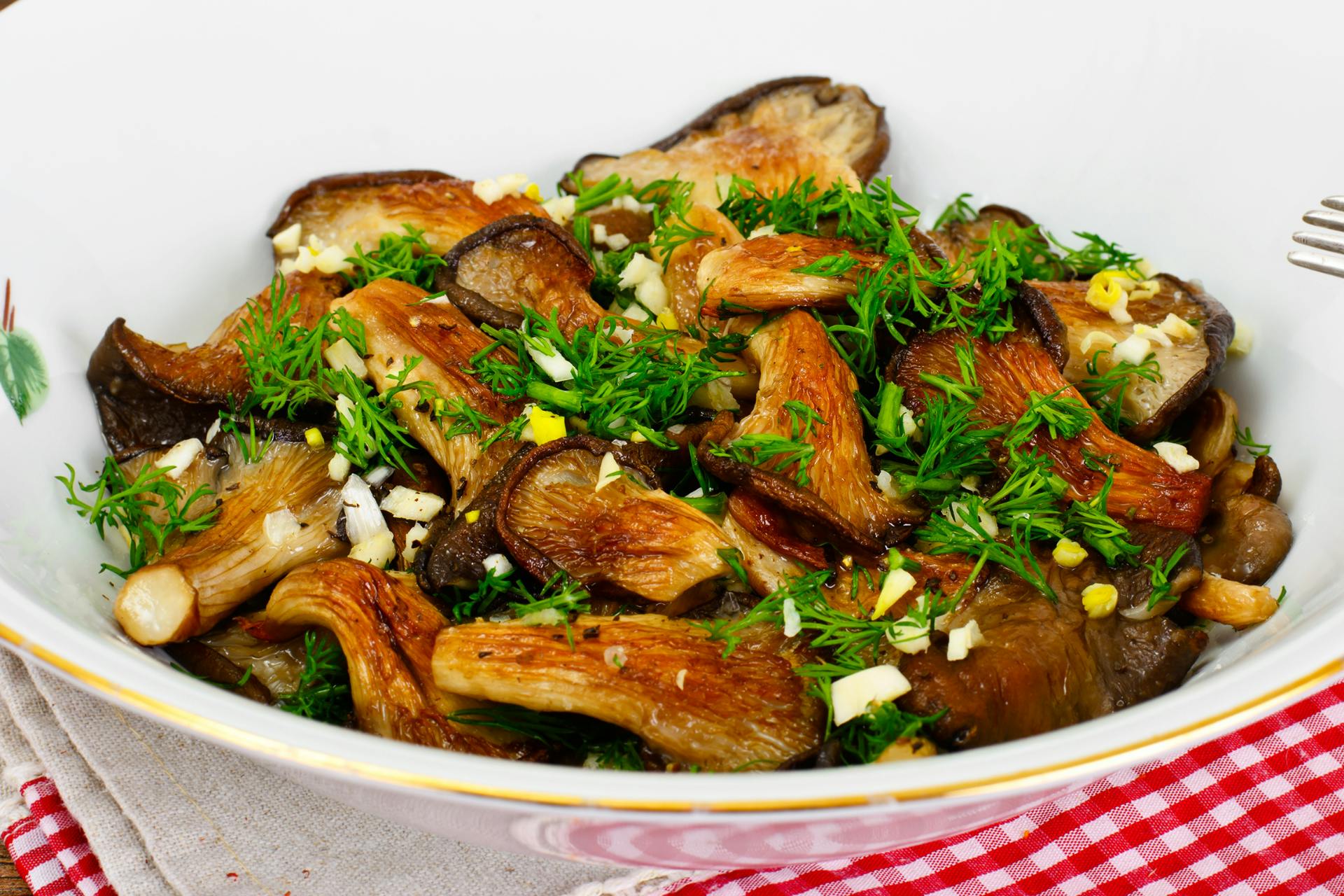 Bord met gebakken oesterzwammen