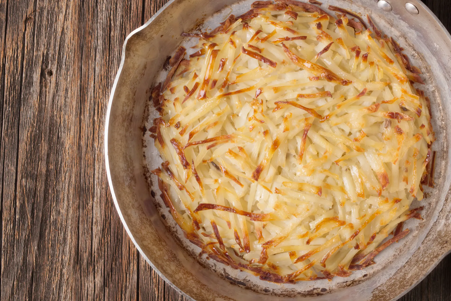 Bord met gebakken rösti van koolrabi en aardappel