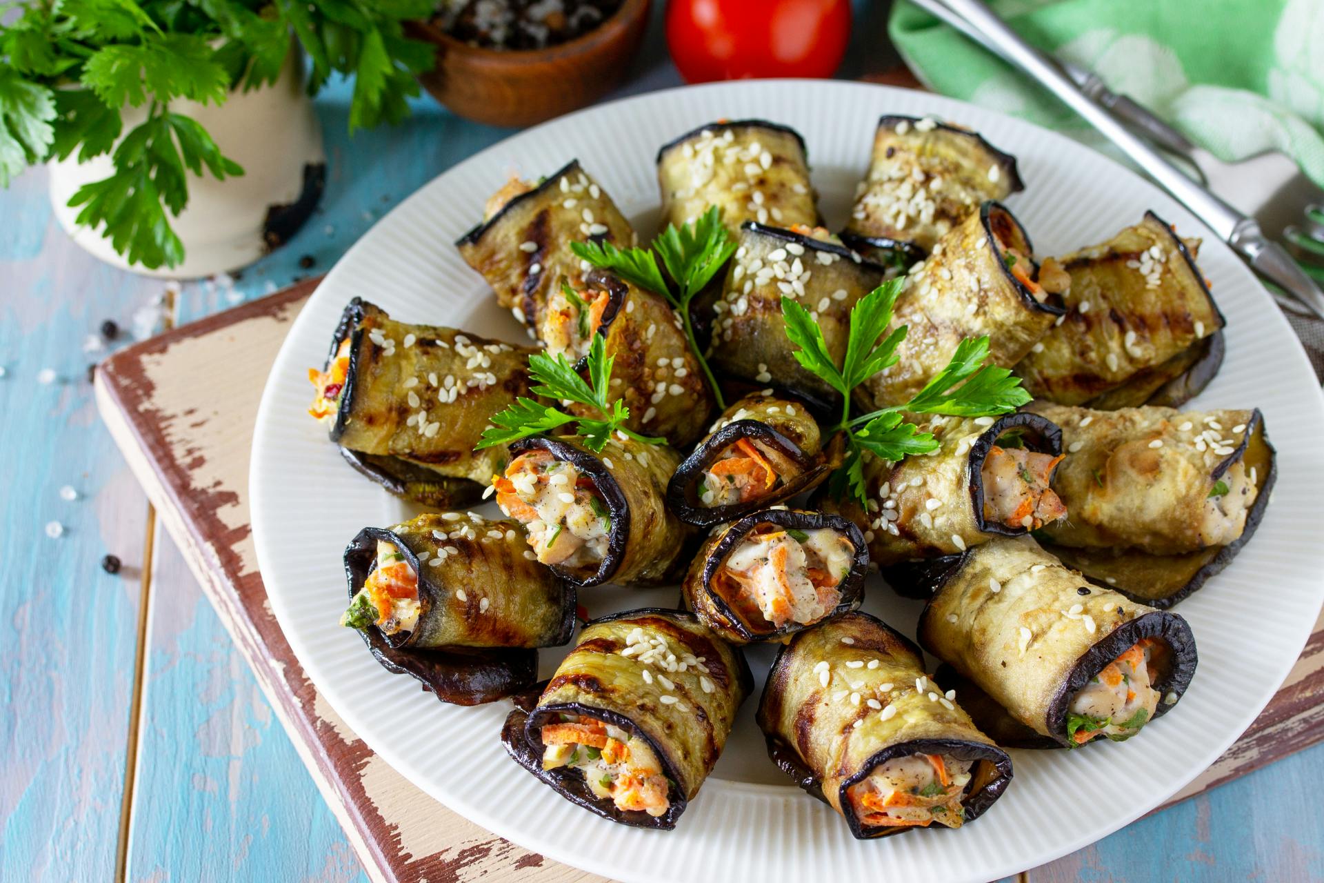Bord met gevulde aubergine rolletjes
