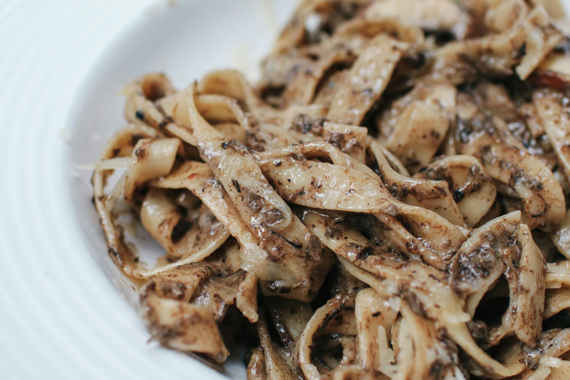 Bord met pasta en champignons
