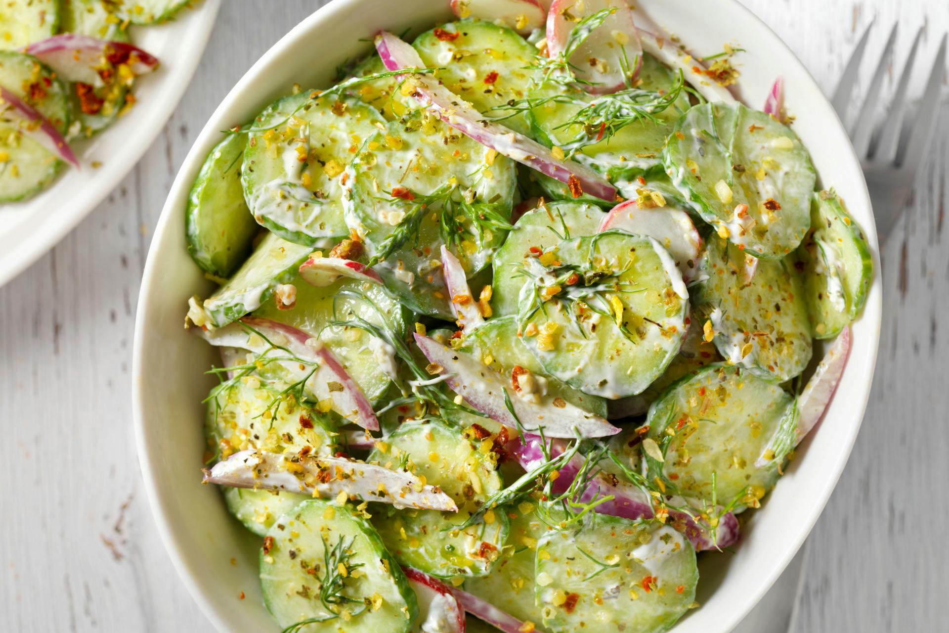Kom met komkommersalade