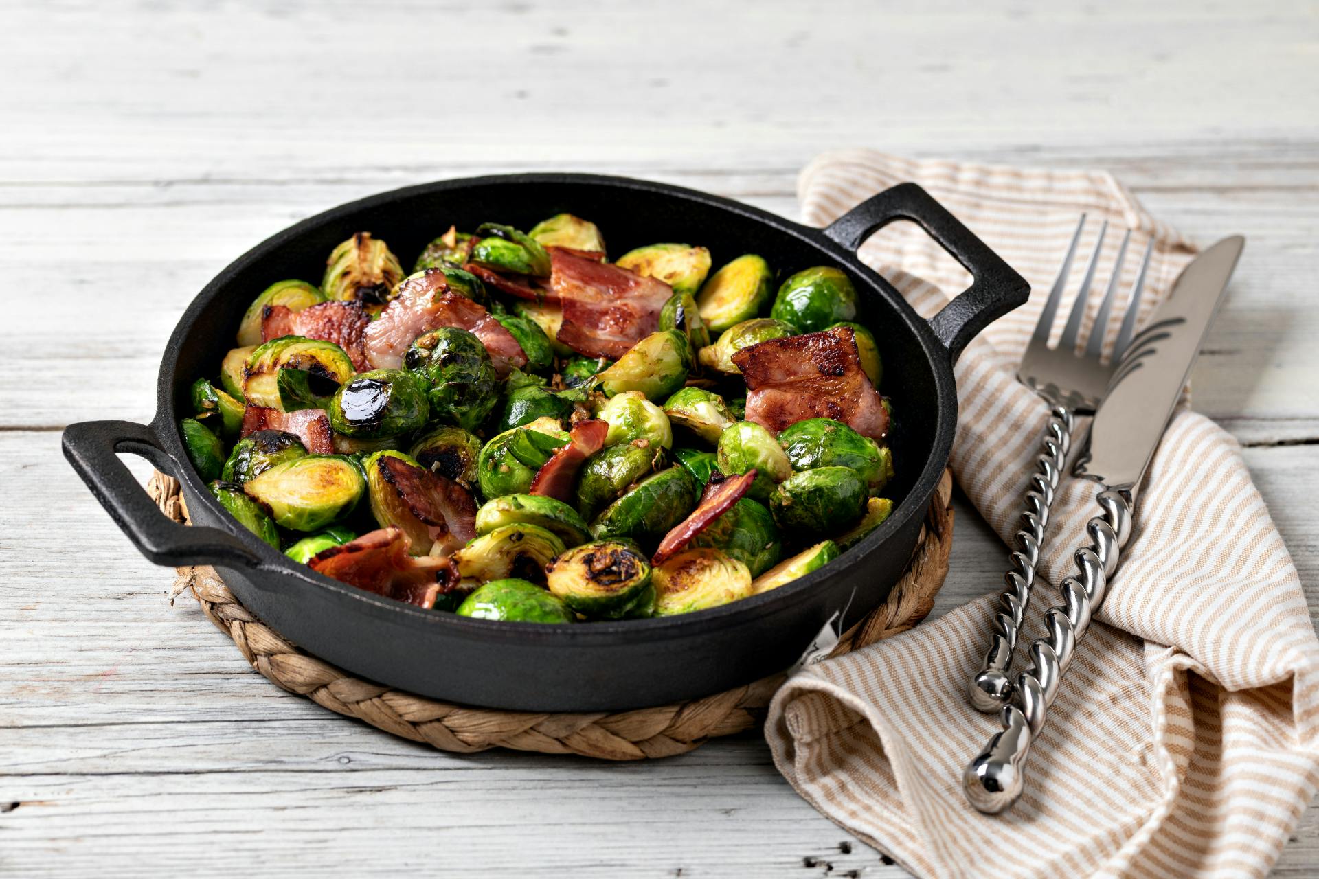 Pan met gebakken spruitjes en spek