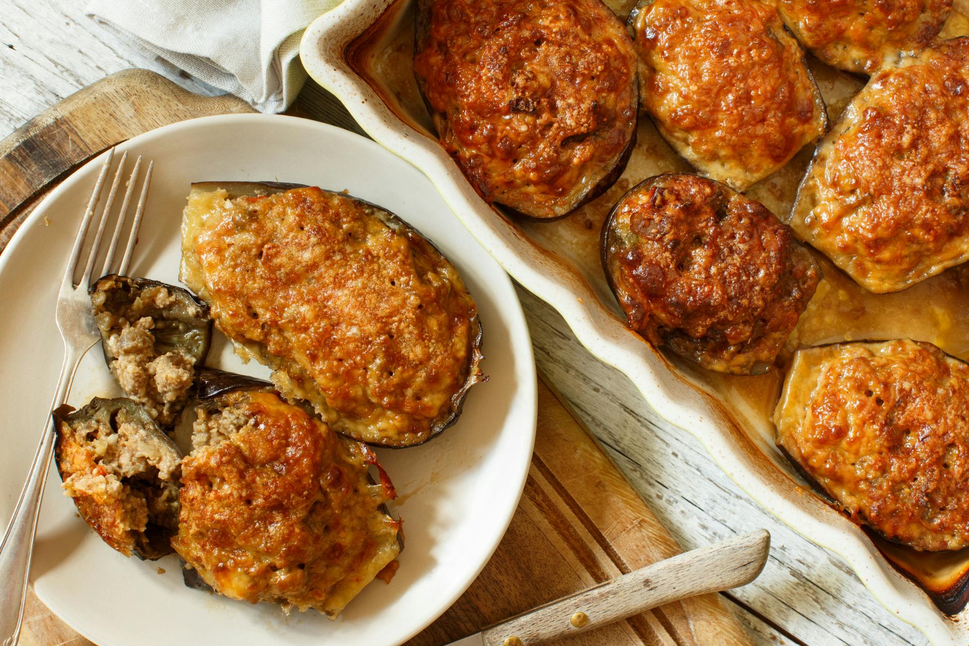 ovenschotel en bord met gevulde aubergine