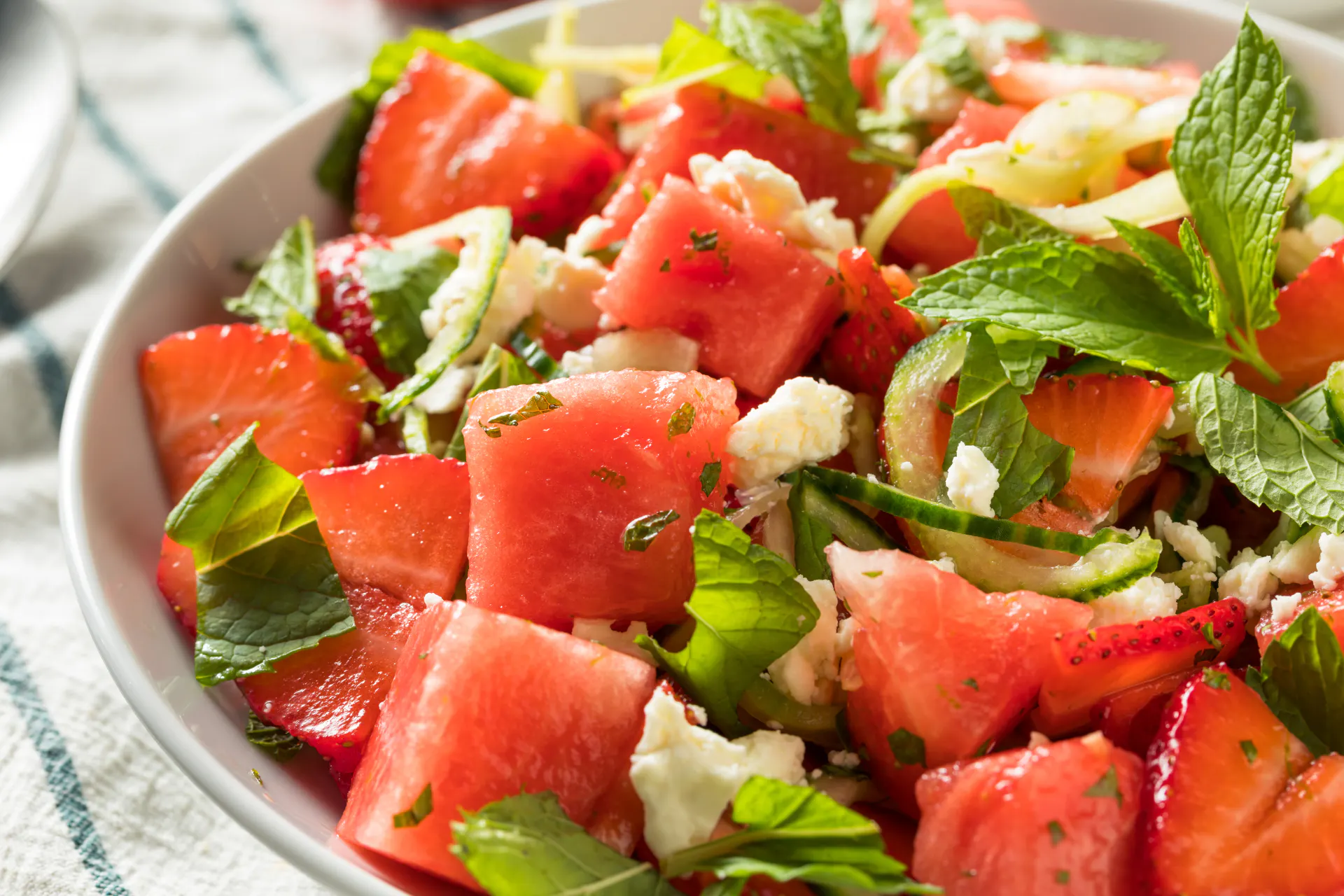 Kom met watermeloen komkommer salade