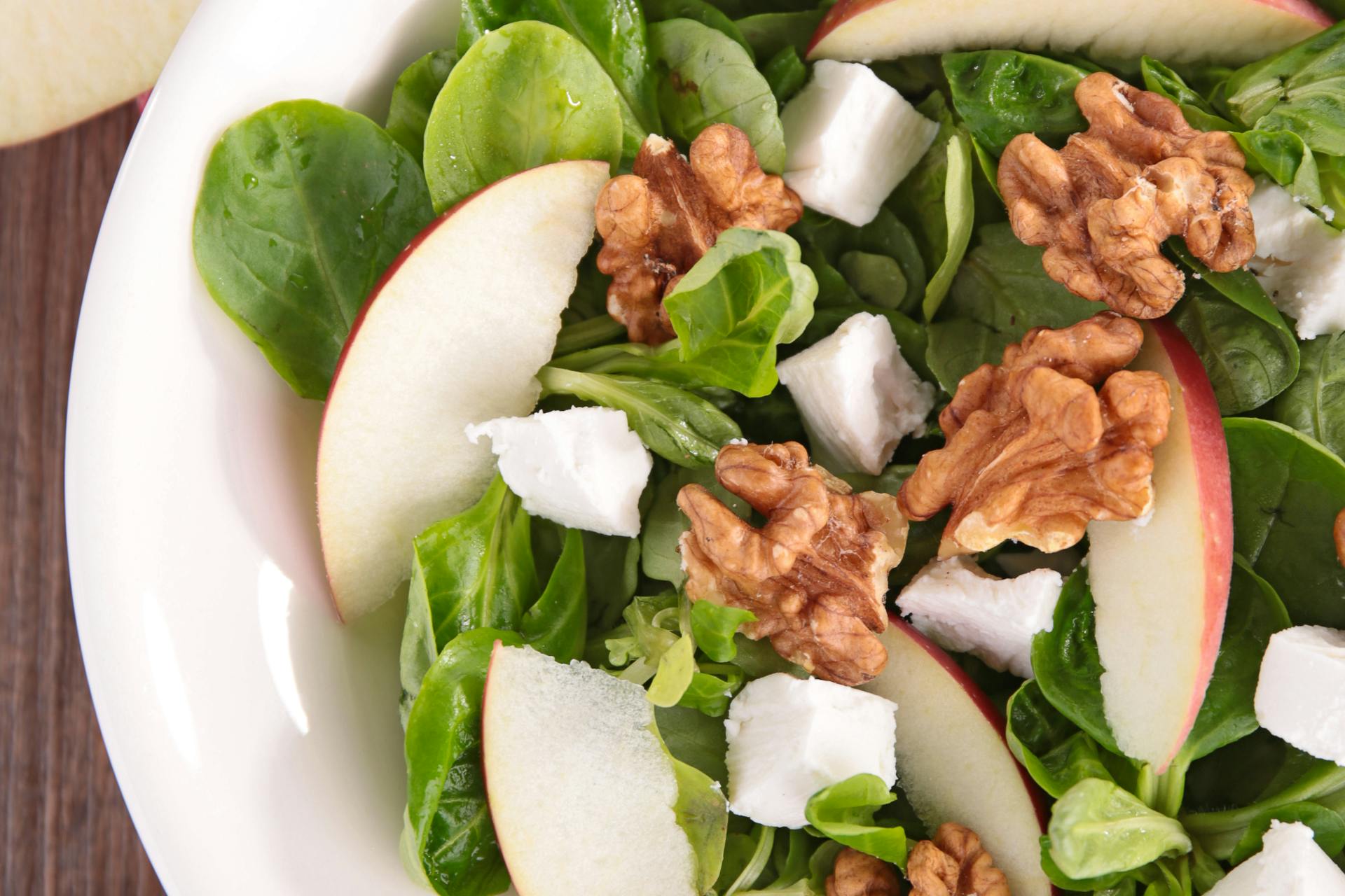 salade veldsla met walnoten en appelstukjes
