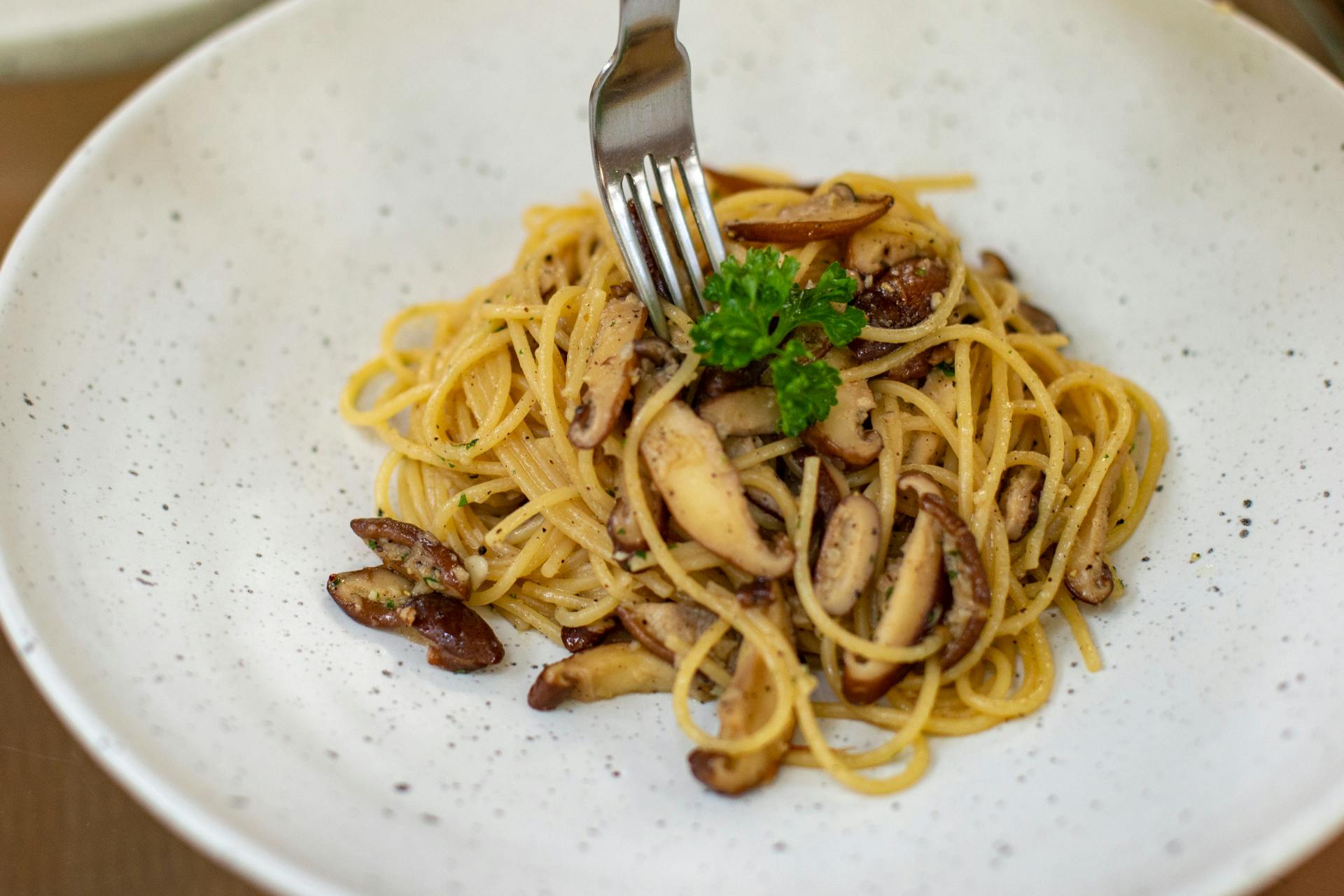 Bord met vork in spaghetti met shiitake