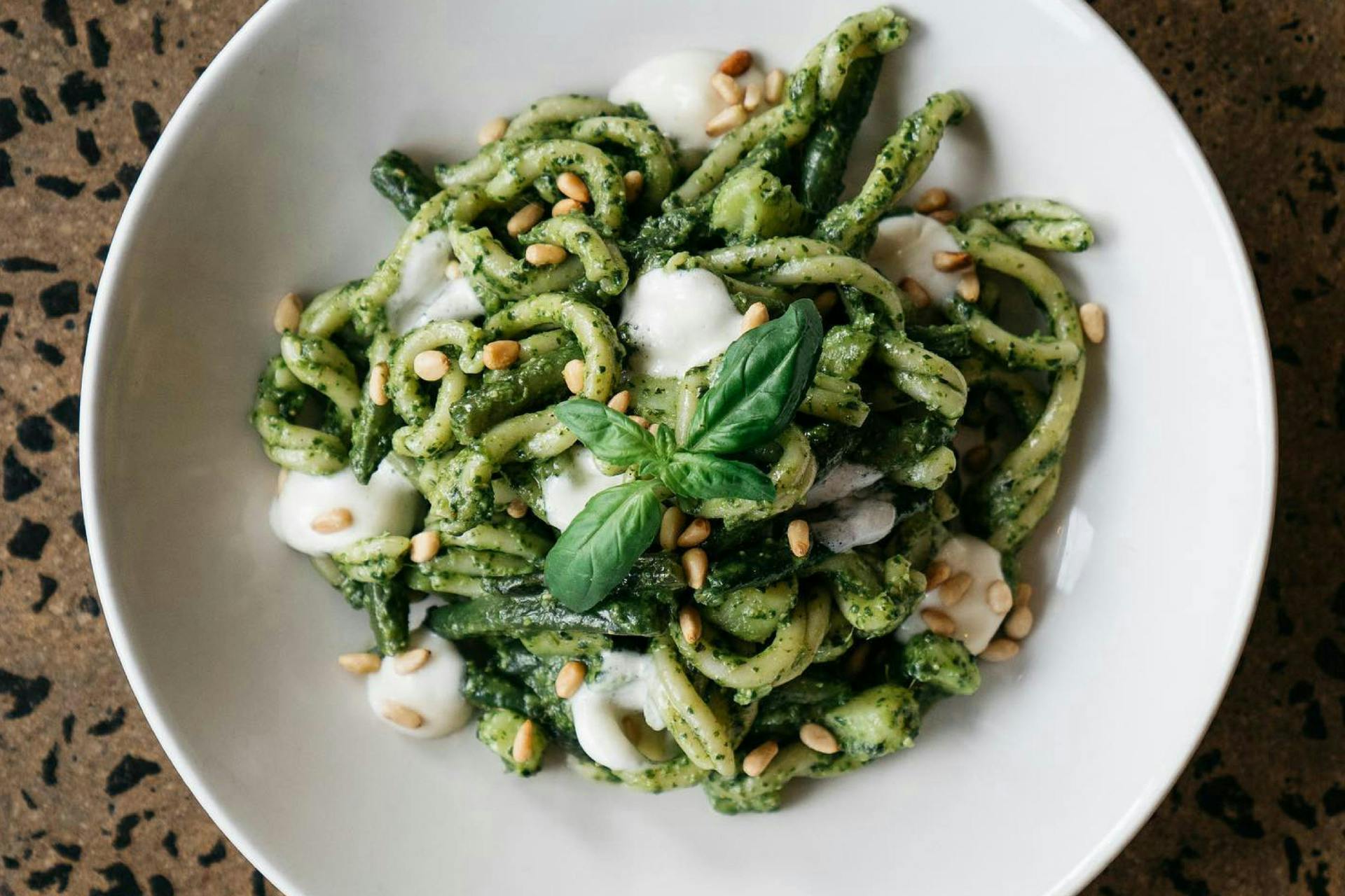 Bord met pasta en pesto