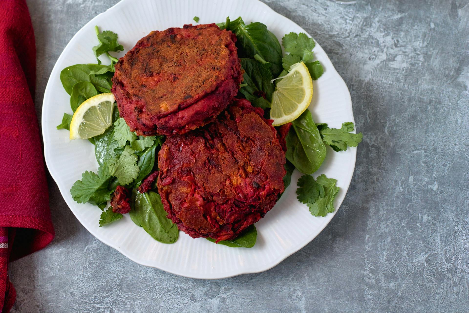 2 rode burgers op een bord
